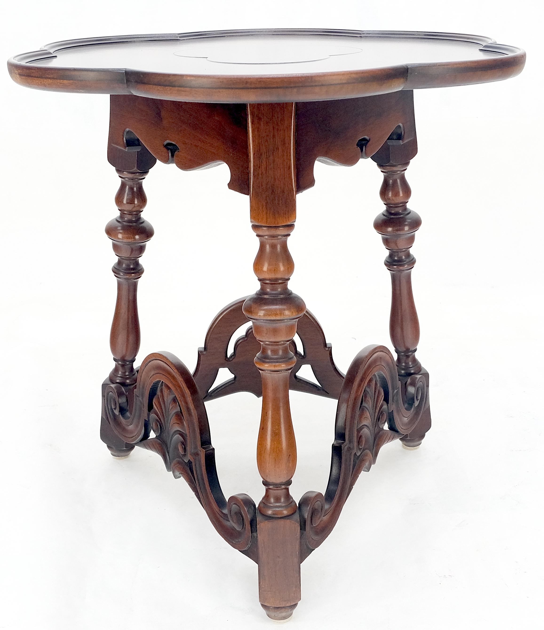 Lampe d'appoint en forme de trèfle sculptée à base triangulaire, extrémité et table d'appoint MINT en vente 2