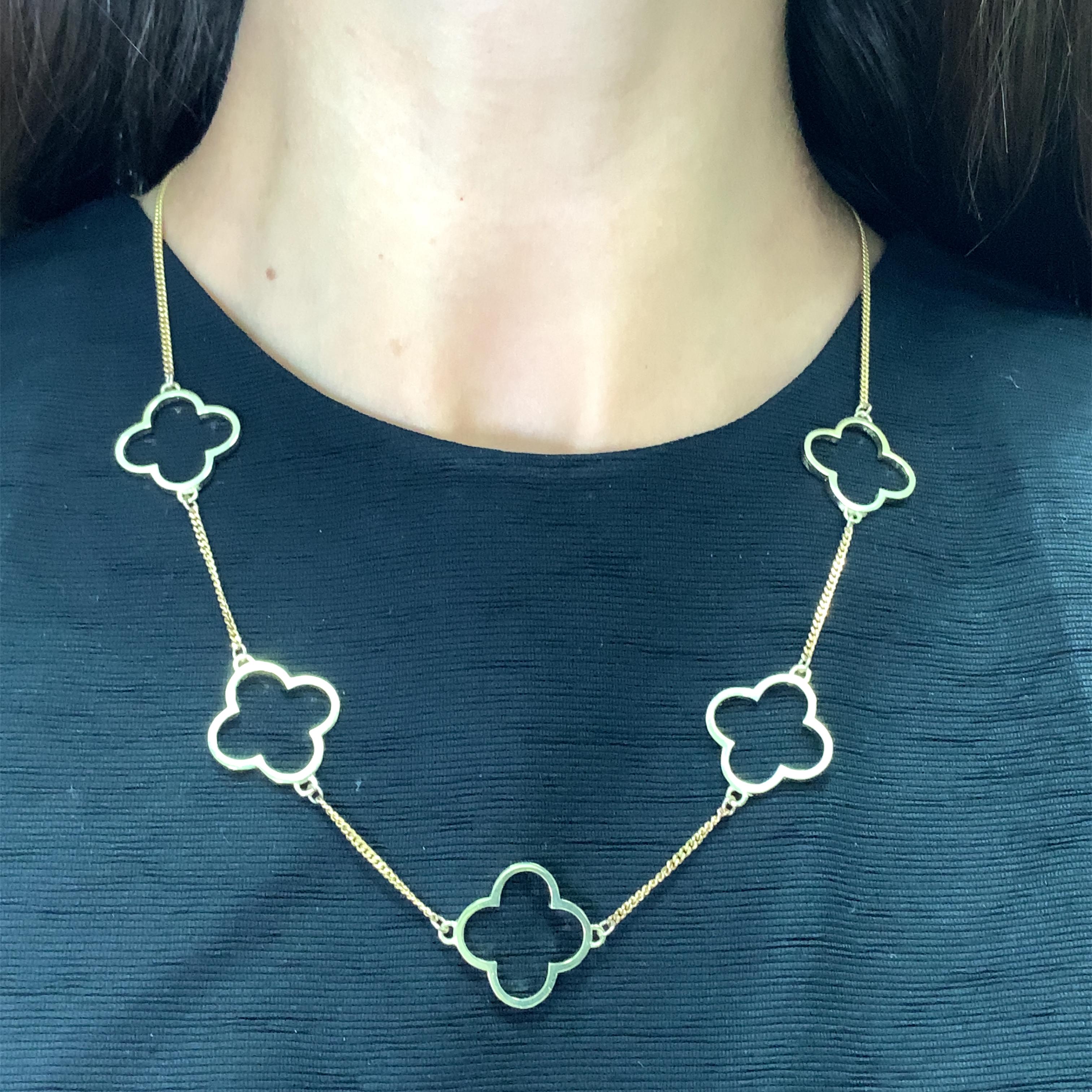 Ce magnifique collier est fabriqué en or jaune 9ct et présente une charmante chaîne en forme de trèfle. Le collier est réglable, ce qui en fait un accessoire polyvalent pouvant être porté avec n'importe quelle tenue. Avec un poids de 13,7 g et une