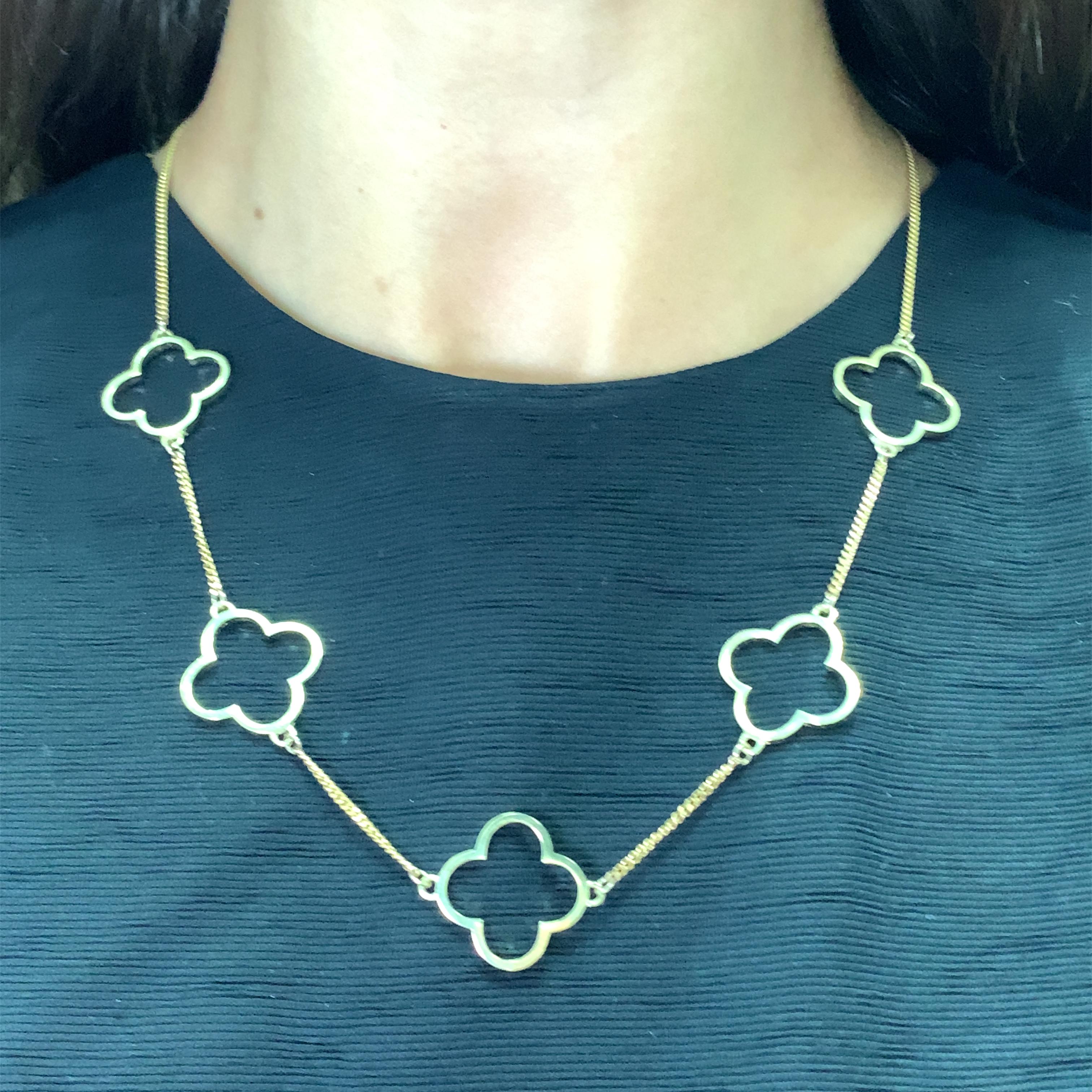 Moderne Collier chaîne art déco en forme de trèfle en or jaune 9 carats en vente