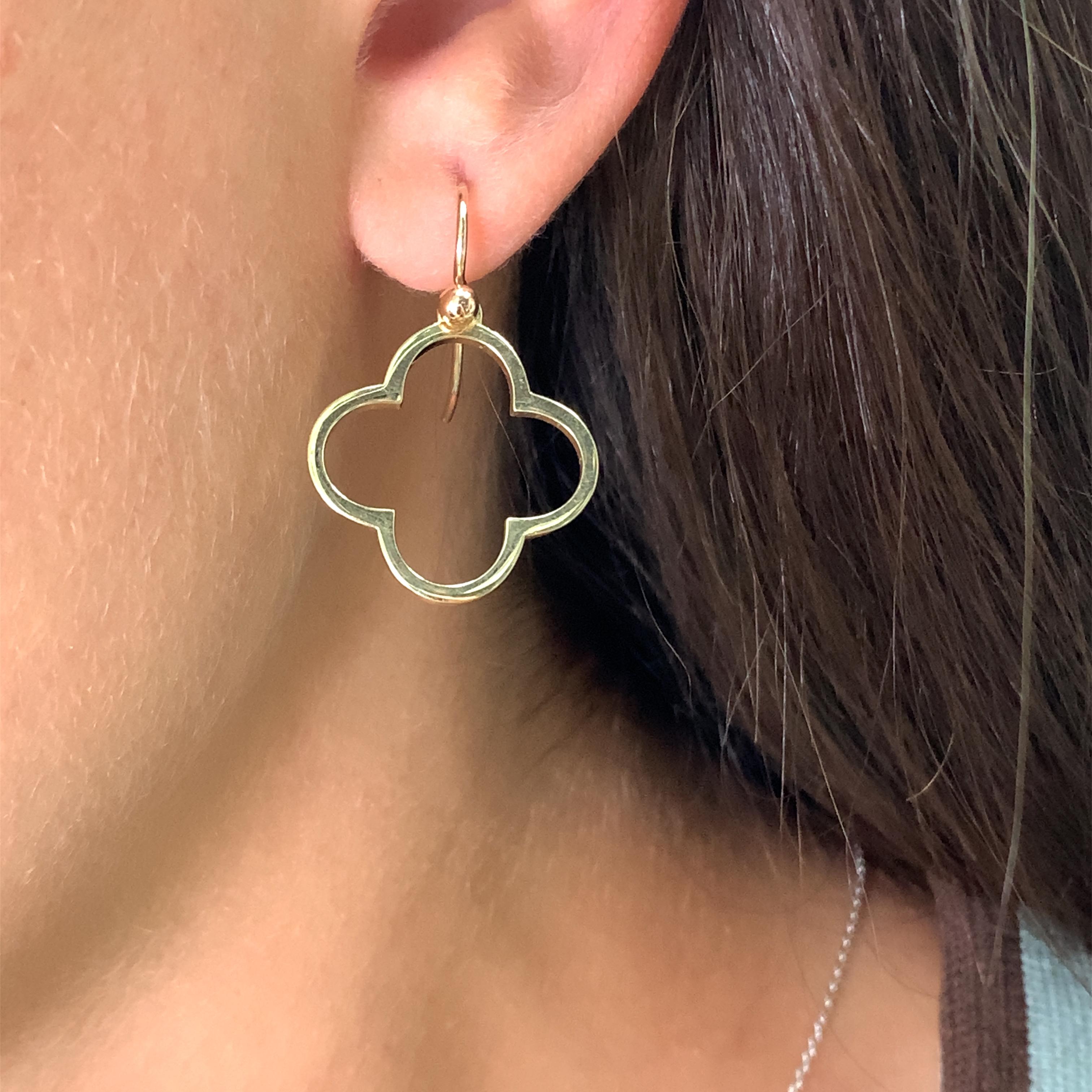 Eleva la tua collezione di gioielli con questi splendidi orecchini pendenti trasparenti a forma di trifoglio. Realizzati in oro giallo 9k, questi orecchini sono perfetti per ogni occasione. Il design intricato e le gocce trasparenti li rendono un