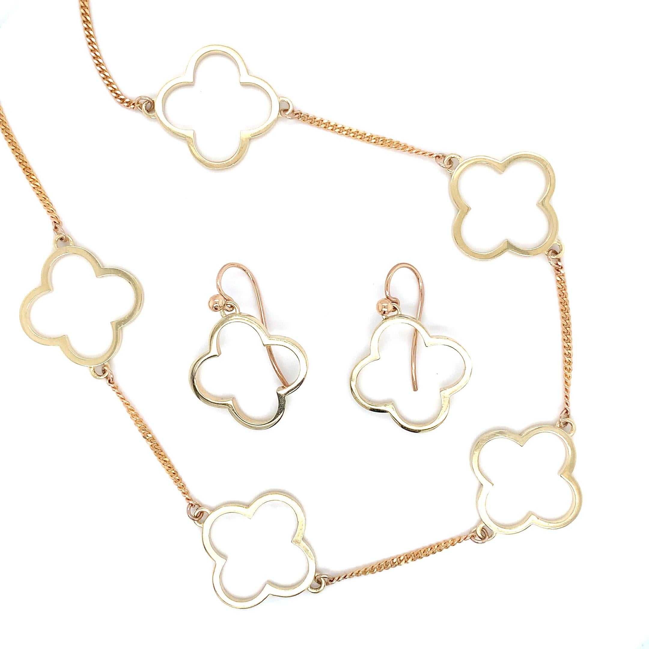 Ensemble boucles d'oreilles pendantes et collier en forme de trèfle en or jaune 9 carats Neuf - En vente à London, GB