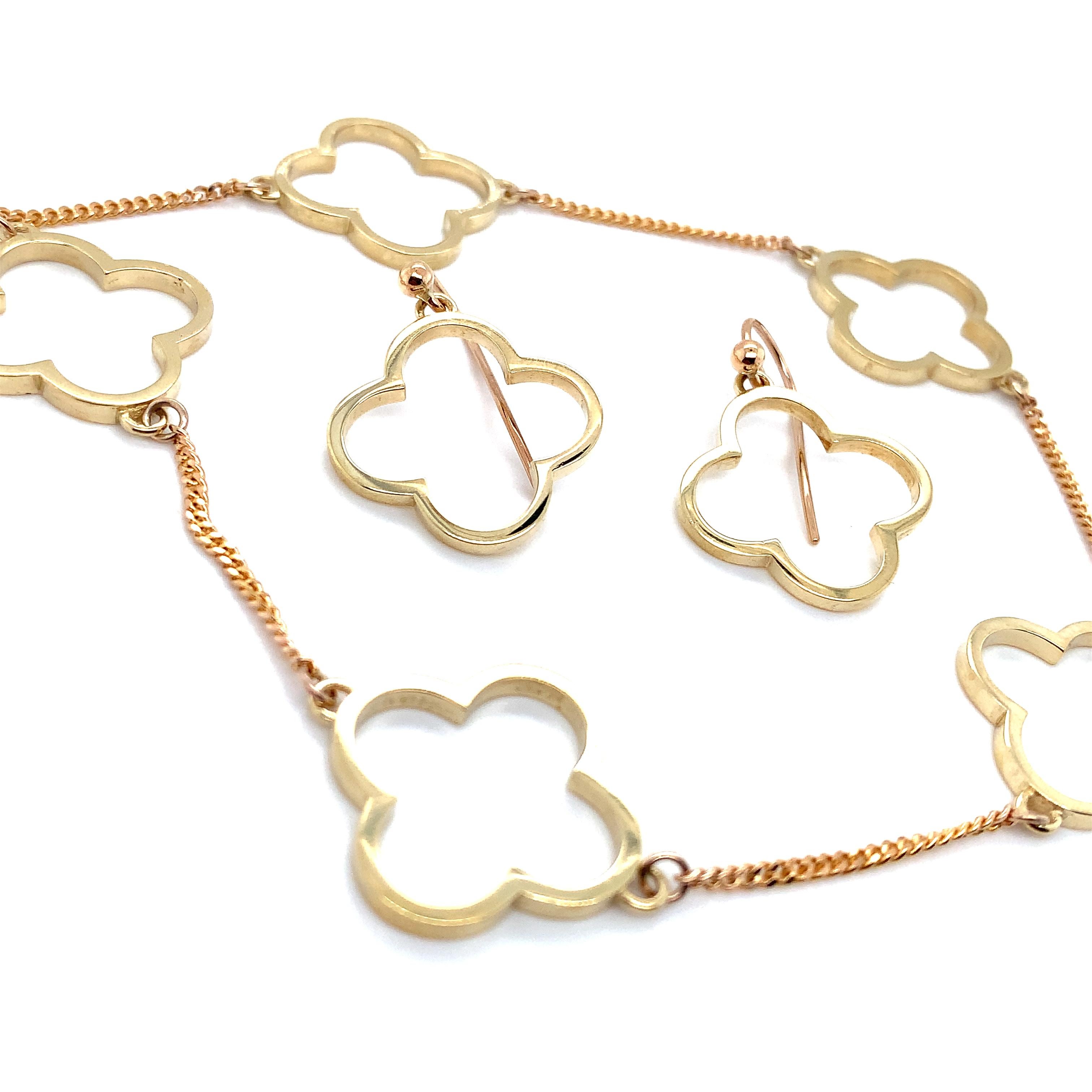 Ensemble boucles d'oreilles pendantes et collier en forme de trèfle en or jaune 9 carats en vente 1