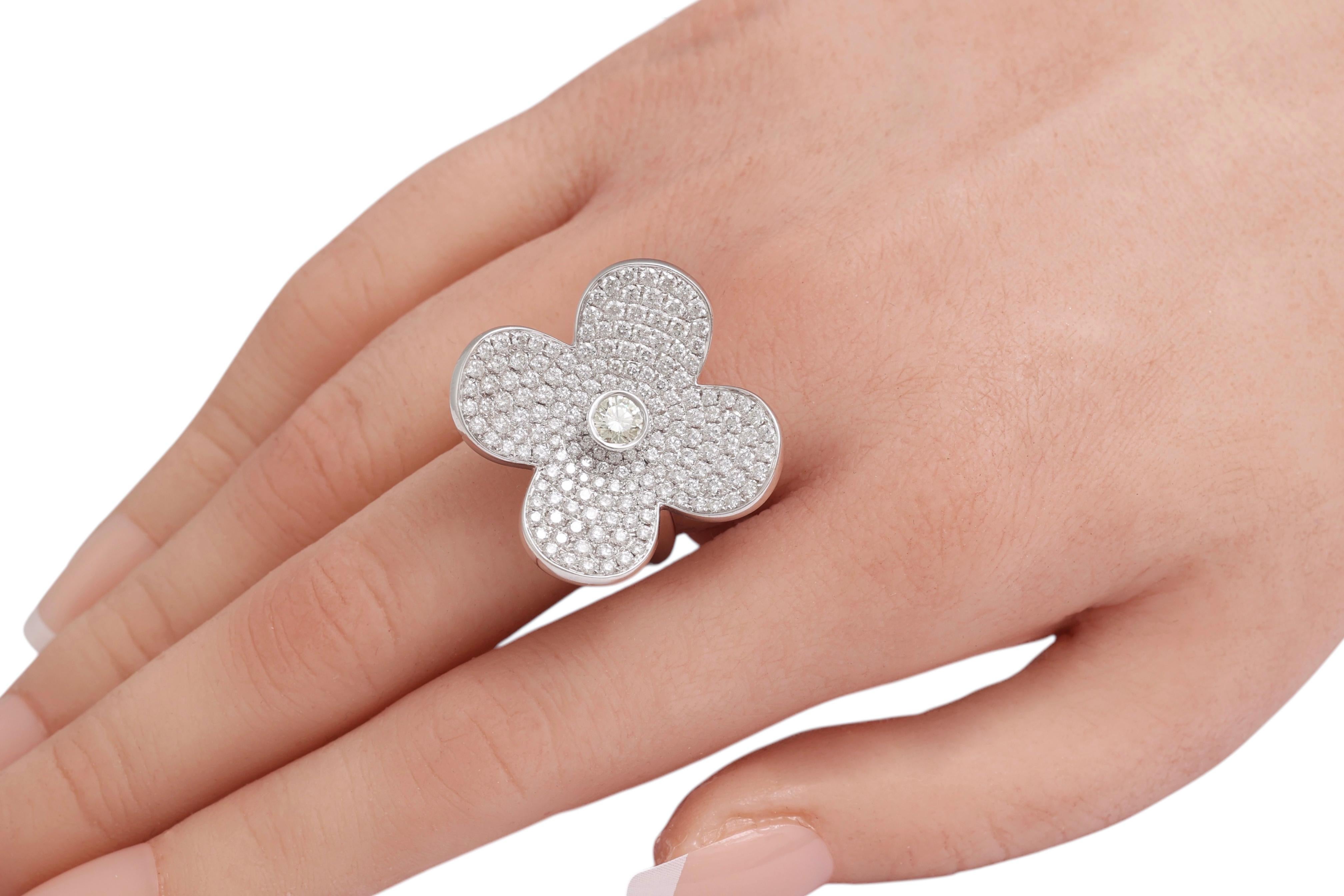 Anillo de 18 Kt con Diamantes en Movimiento en Forma de Trébol en venta 5