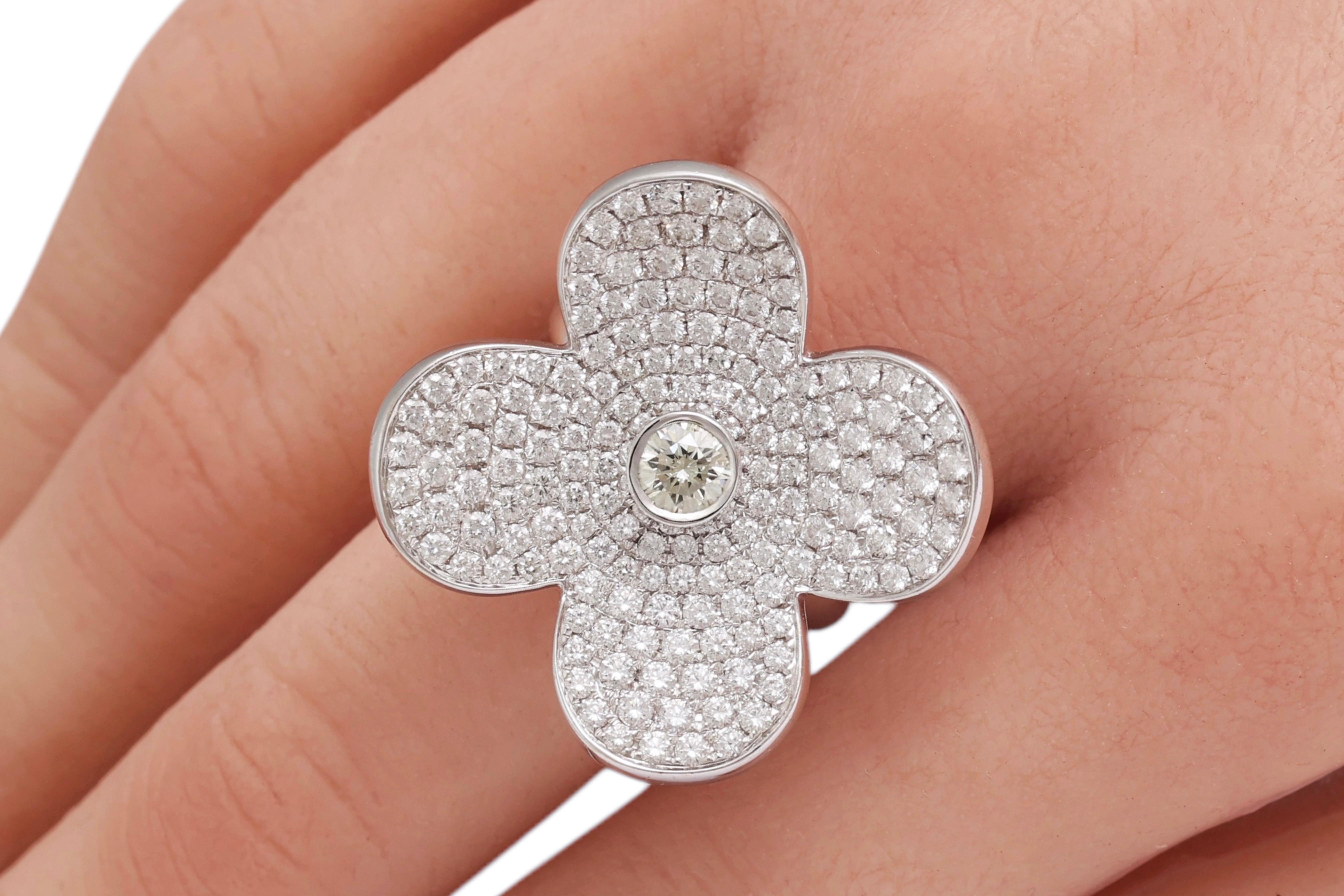 Anillo de 18 Kt con Diamantes en Movimiento en Forma de Trébol en venta 6