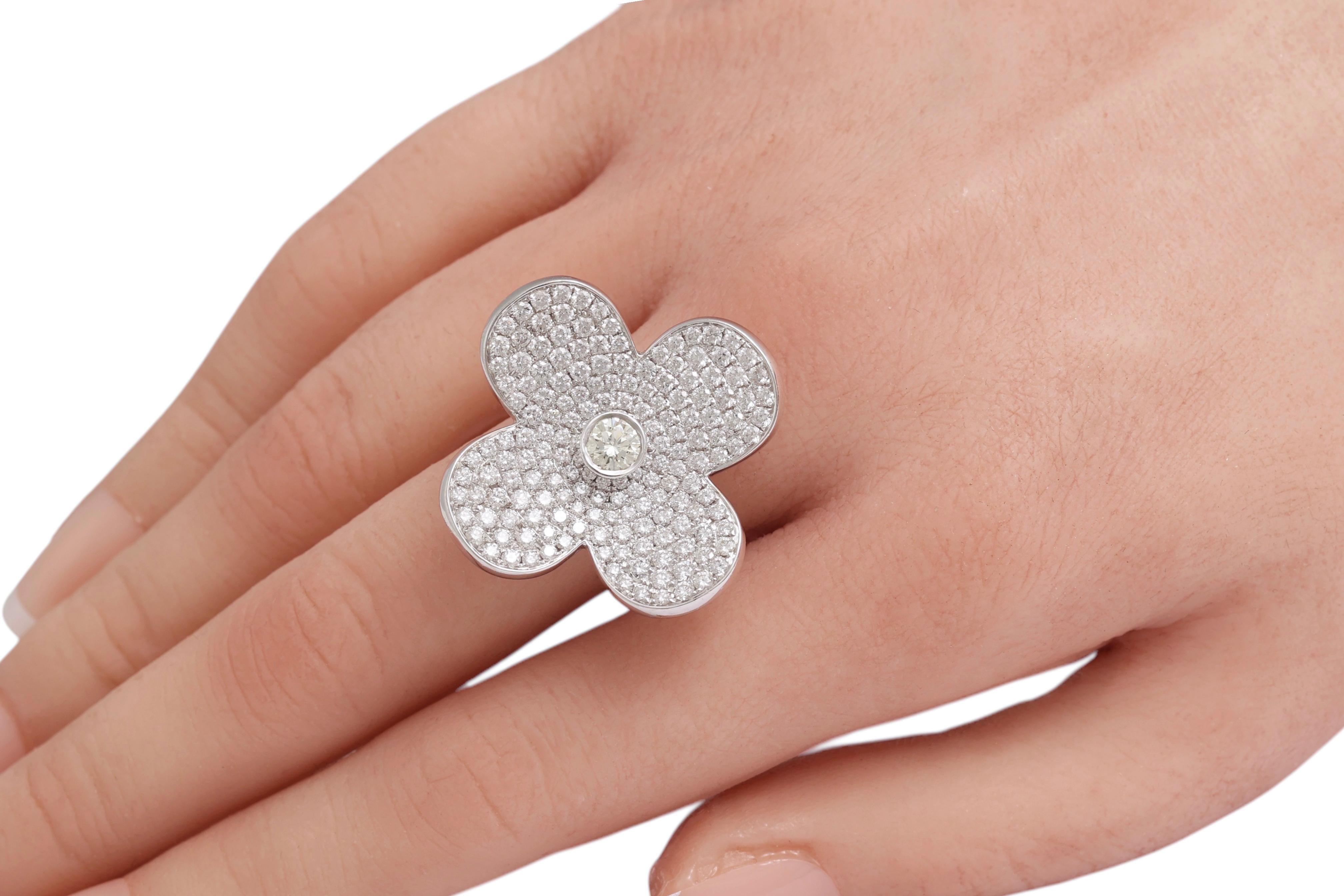 Anillo de 18 Kt con Diamantes en Movimiento en Forma de Trébol en venta 7