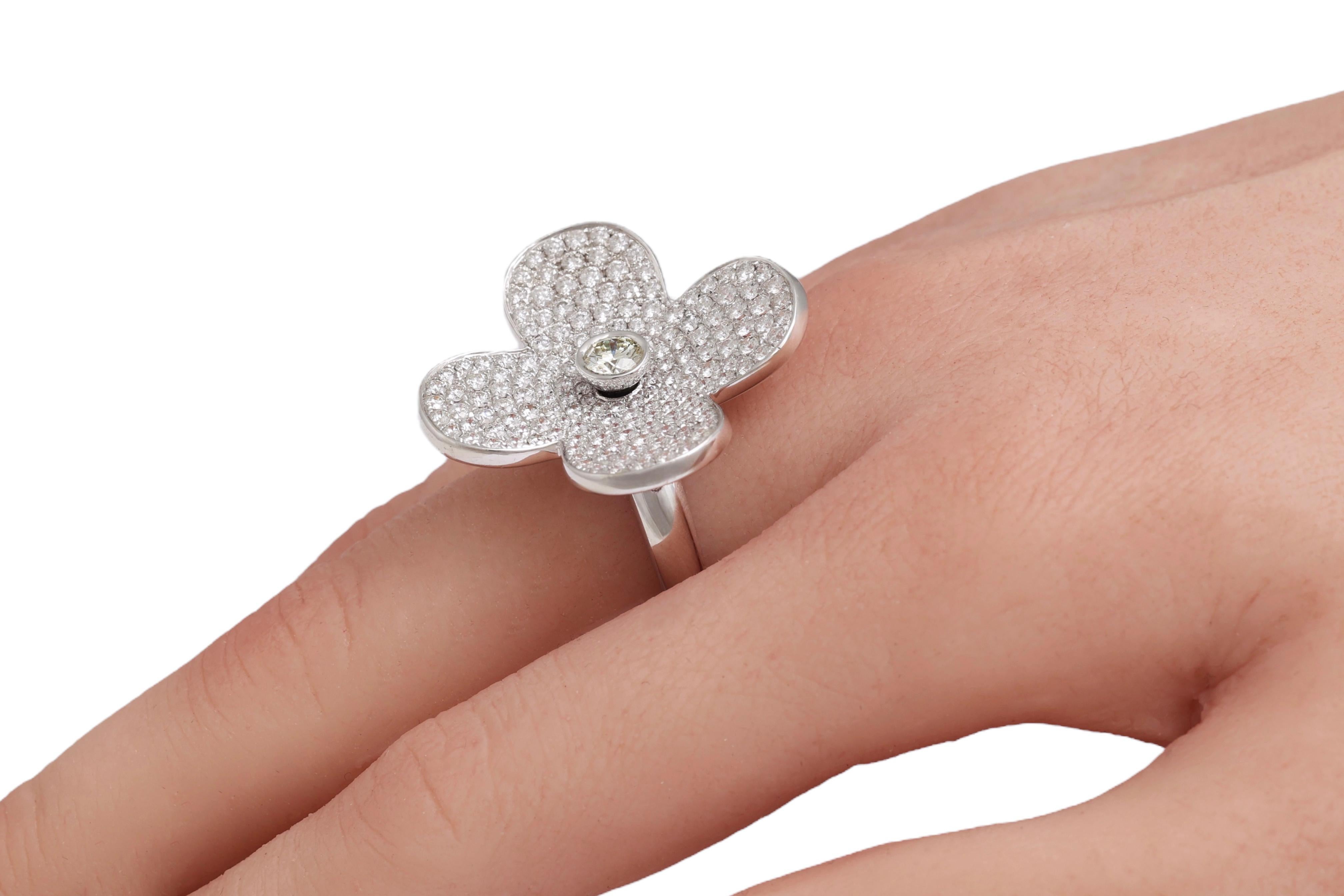 Anillo de 18 Kt con Diamantes en Movimiento en Forma de Trébol en venta 8