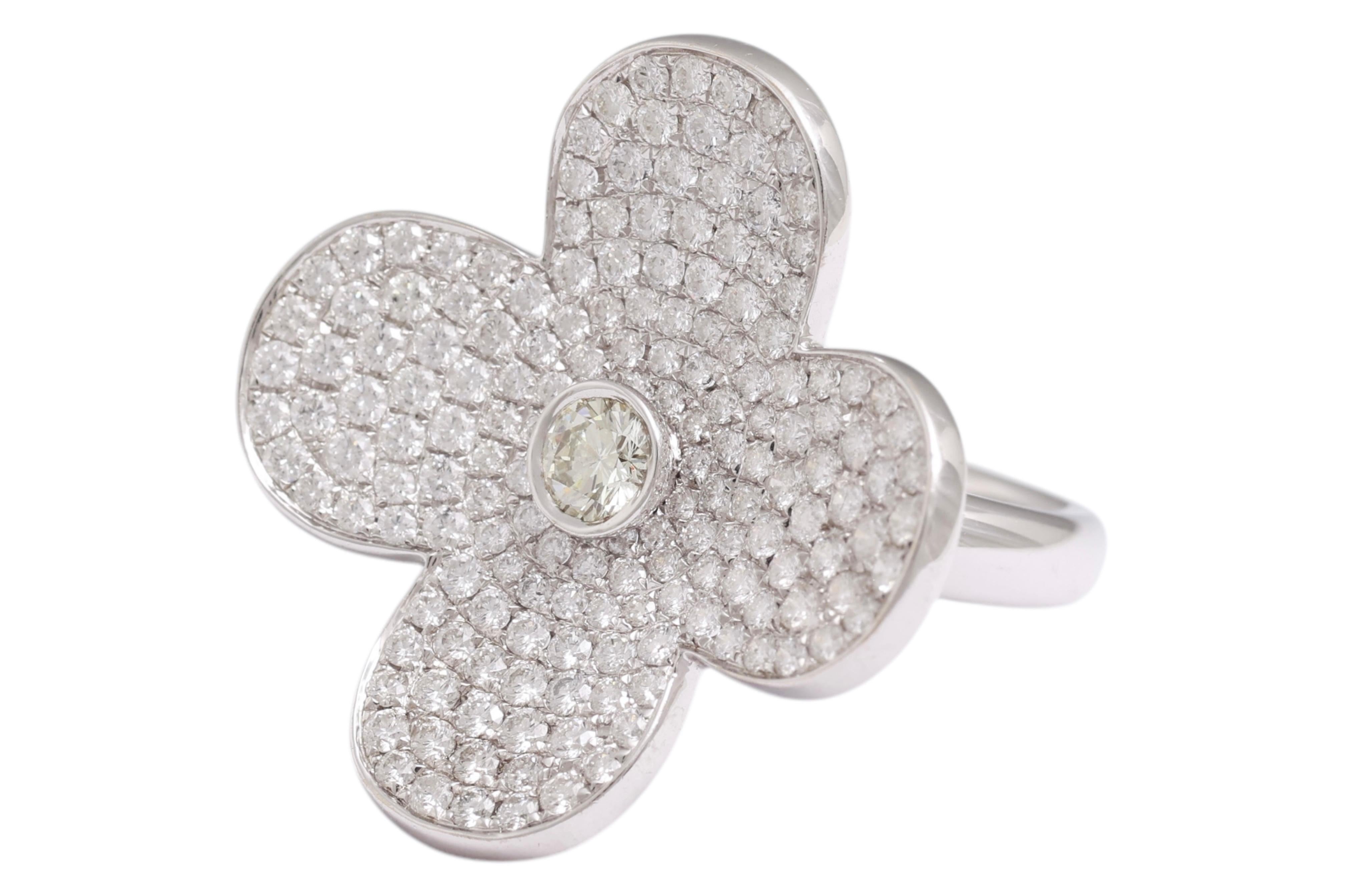 Anillo de 18 Kt con Diamantes en Movimiento en Forma de Trébol

MATERIAL: Oro blanco de 18 kt

DIAMANTES: b 2,66 ct Diamantes de primera calidad

PESO: 13.80 gr