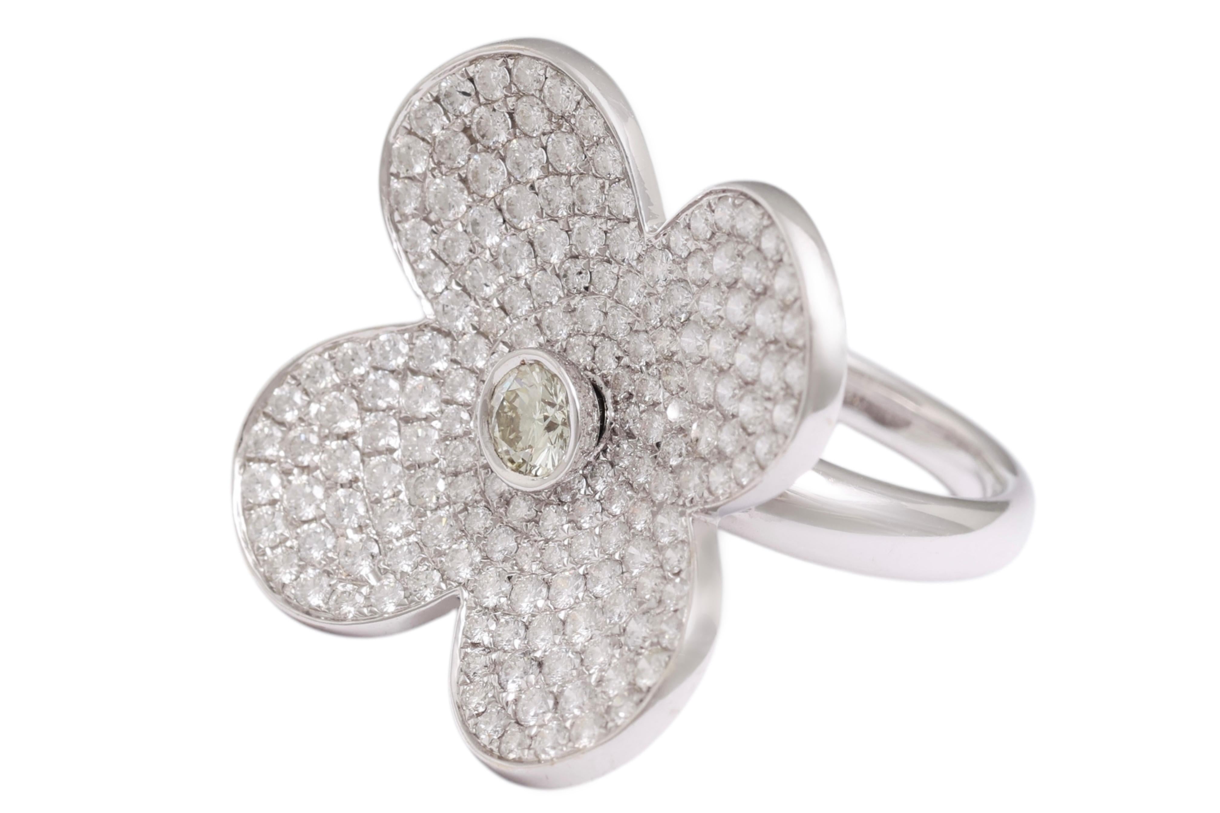 Anillo de 18 Kt con Diamantes en Movimiento en Forma de Trébol Moderno en venta
