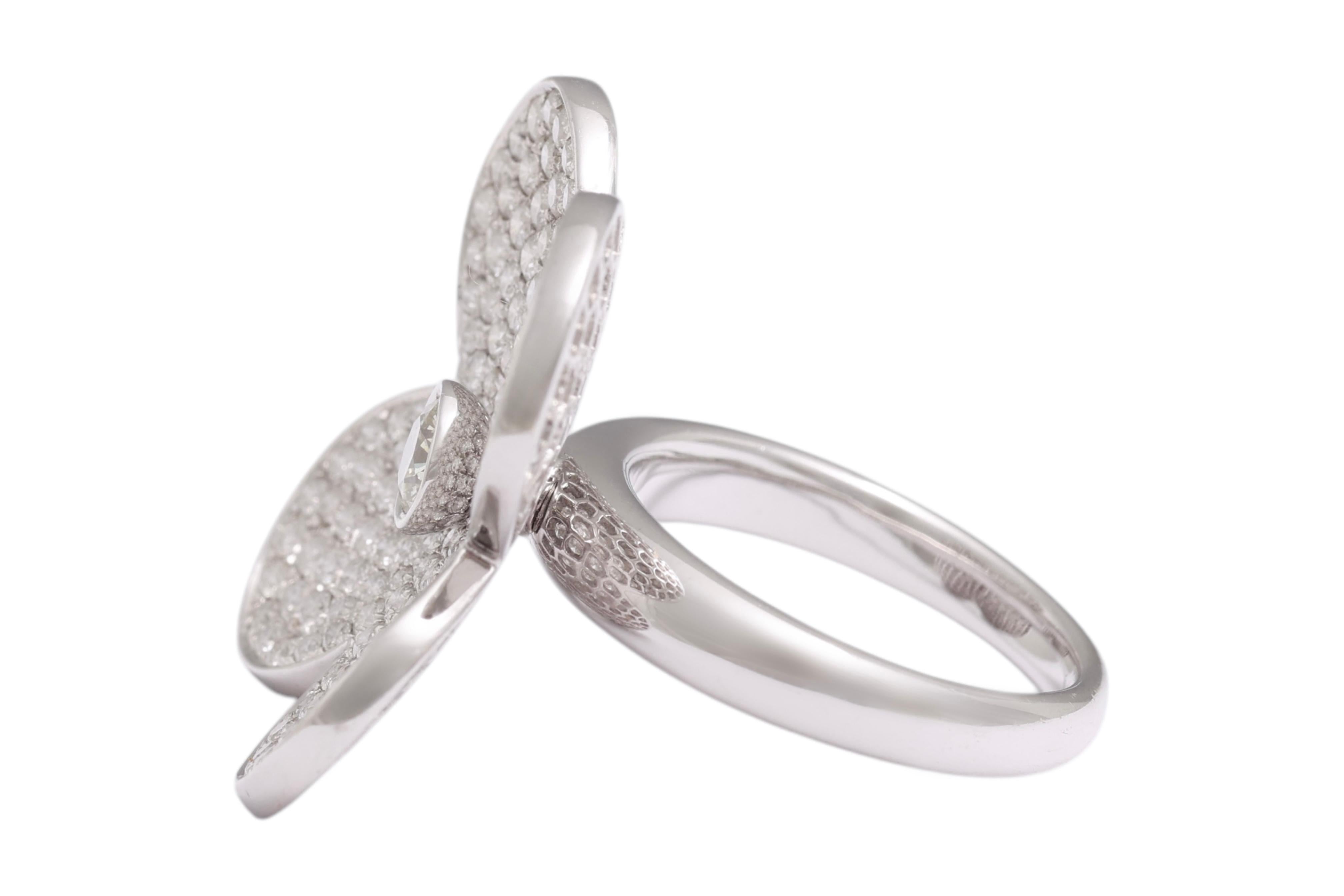 Anillo de 18 Kt con Diamantes en Movimiento en Forma de Trébol Corte brillante en venta