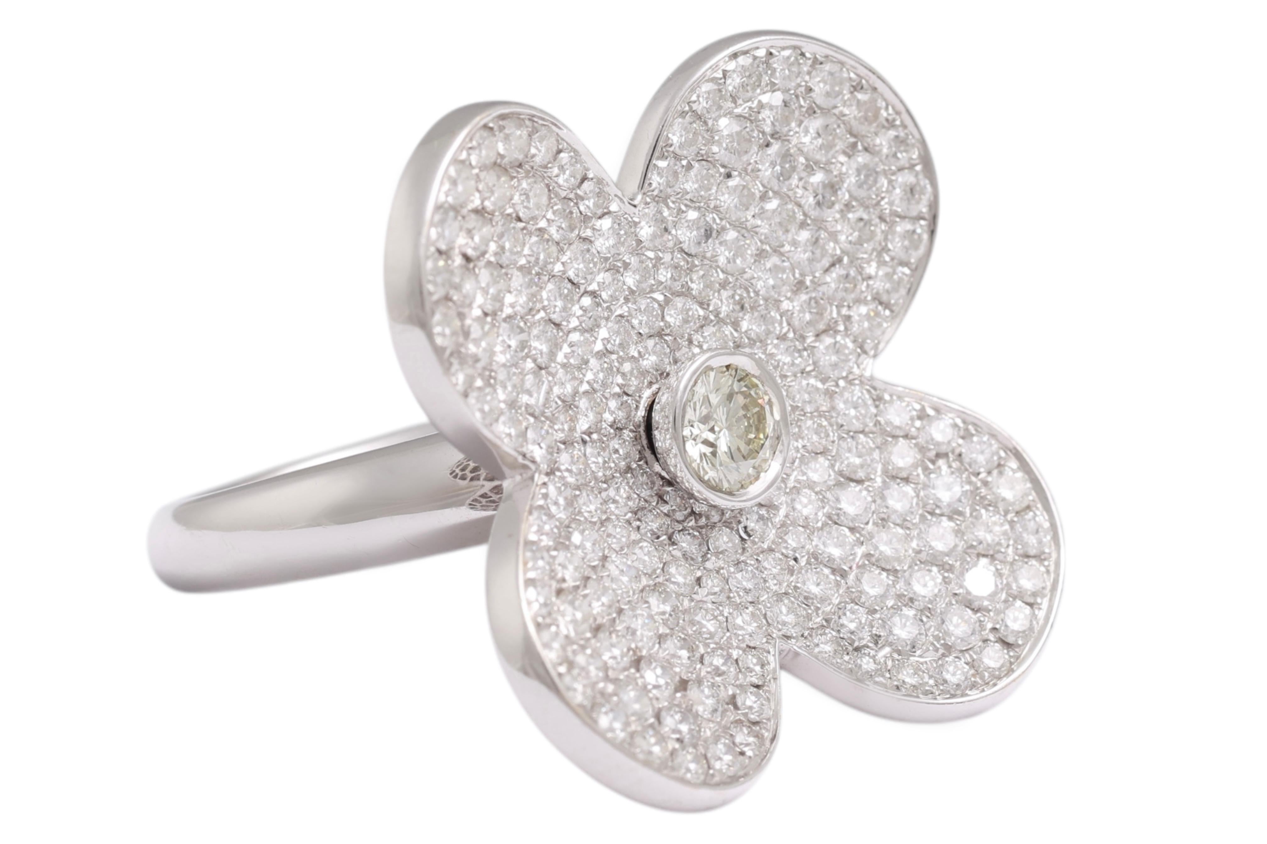 Femenino o masculino Anillo de 18 Kt con Diamantes en Movimiento en Forma de Trébol en venta
