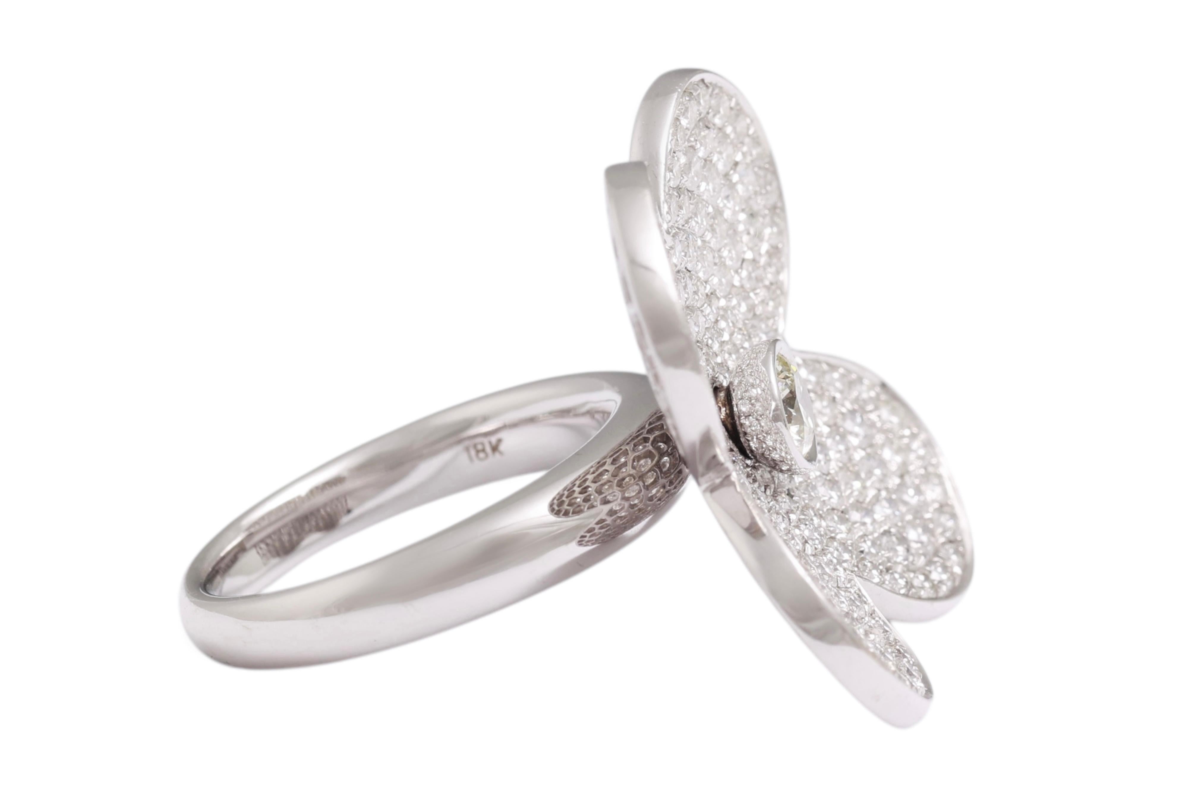 Anillo de 18 Kt con Diamantes en Movimiento en Forma de Trébol en venta 1