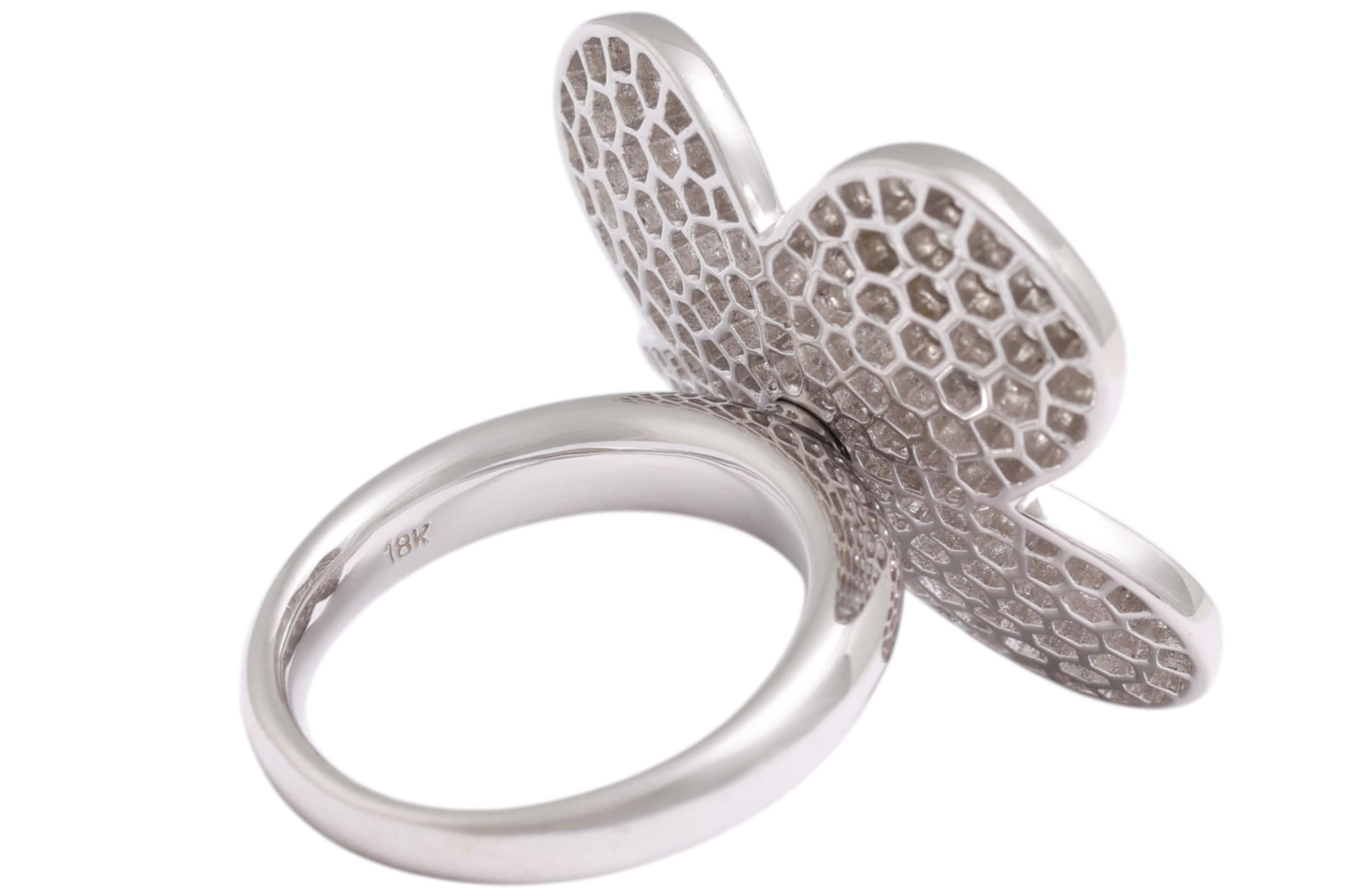 Anillo de 18 Kt con Diamantes en Movimiento en Forma de Trébol en venta 2