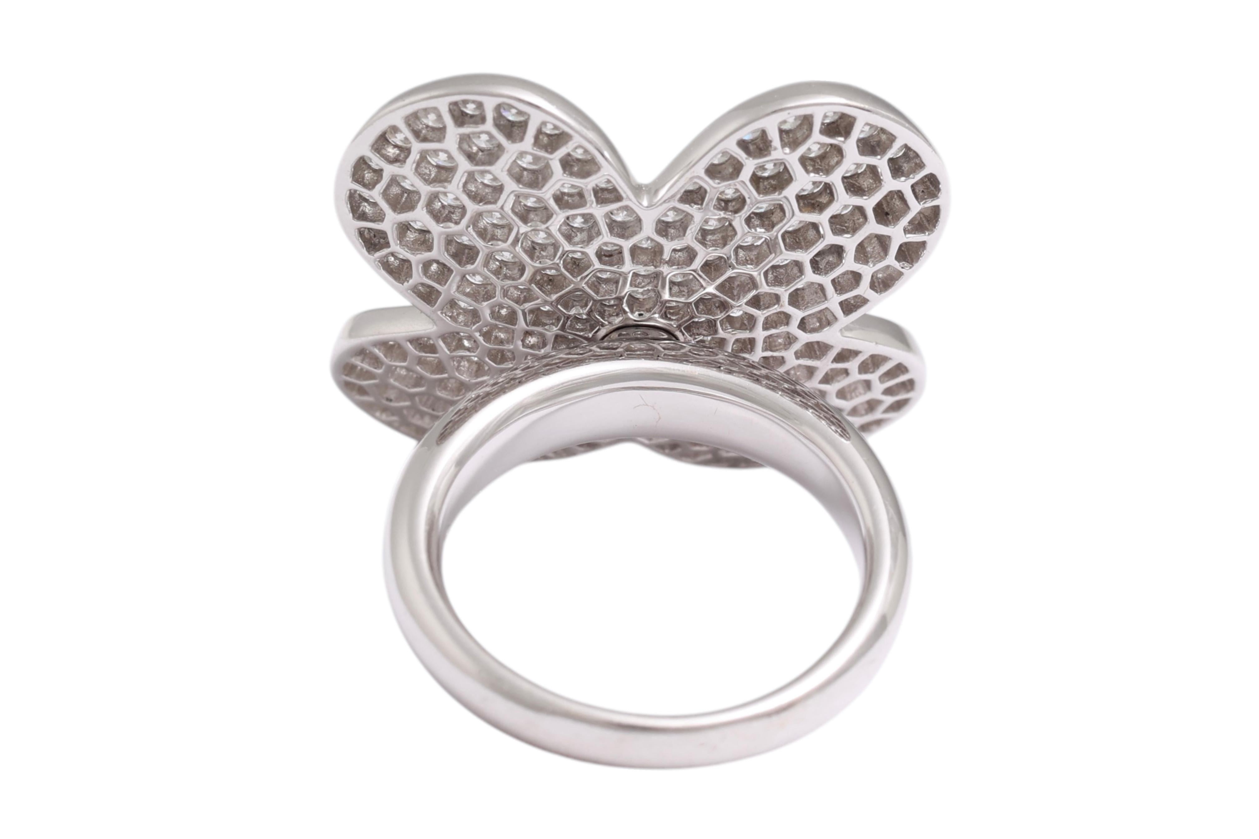 Anillo de 18 Kt con Diamantes en Movimiento en Forma de Trébol en venta 3