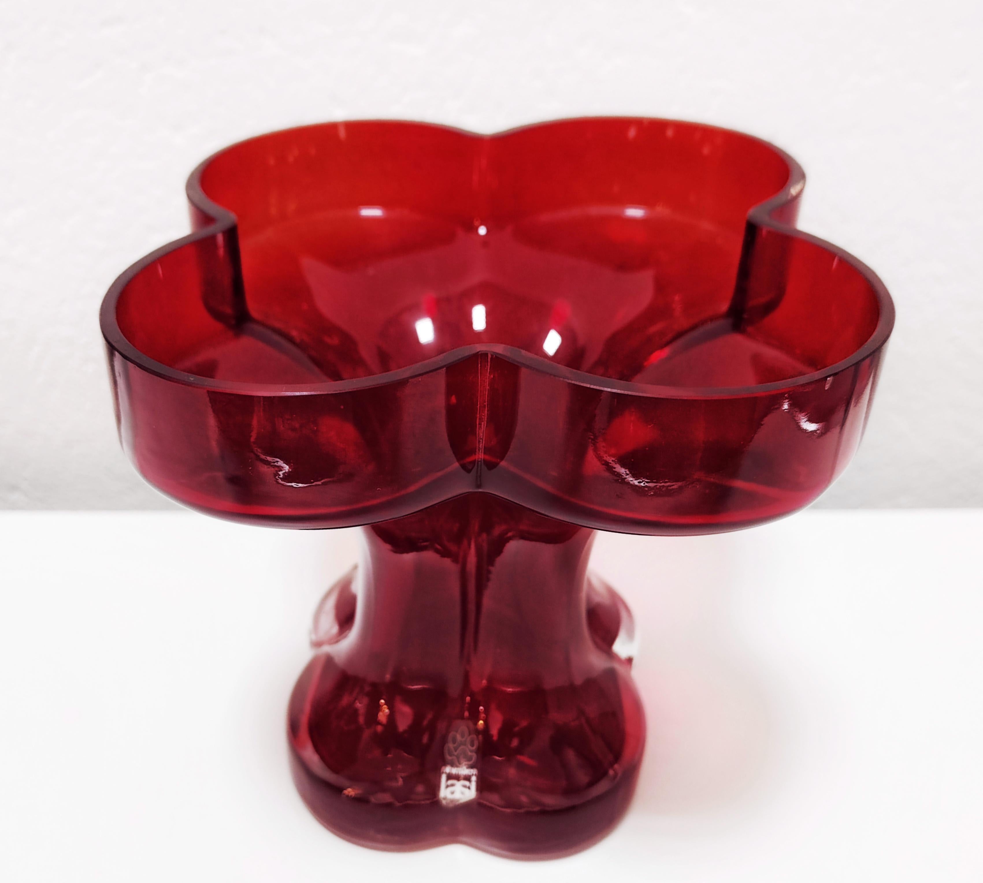 In this listing you will find a rare Mid Century Modern Clover shaped Vase, officially known as Onnenlehti vase for Riihimäki Glassworks, designed by Helena Tynell in 1971. The red Onnenlehti vase suits various flower arrangements and it makes a