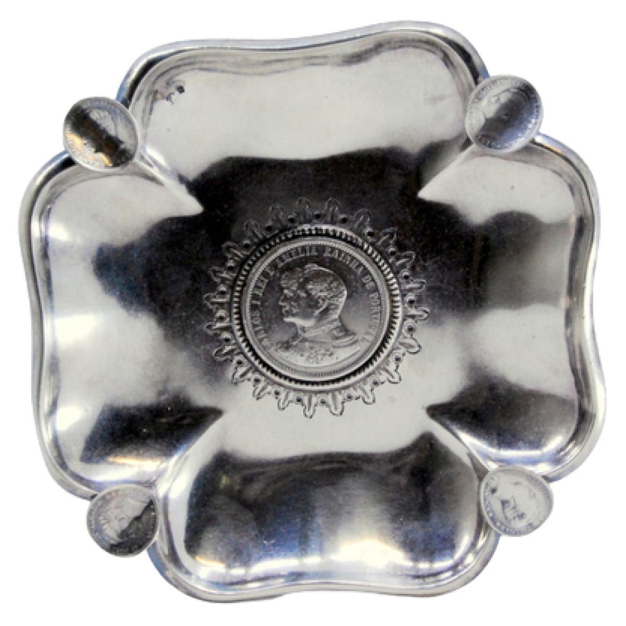 Clover-shaped silver ashtray with D. Carlos & D. Amélia coin and four rests For Sale