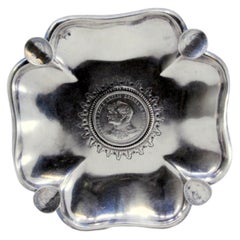 Clover-shaped silver ashtray with D. Carlos 
D. Amélia coin and four rests