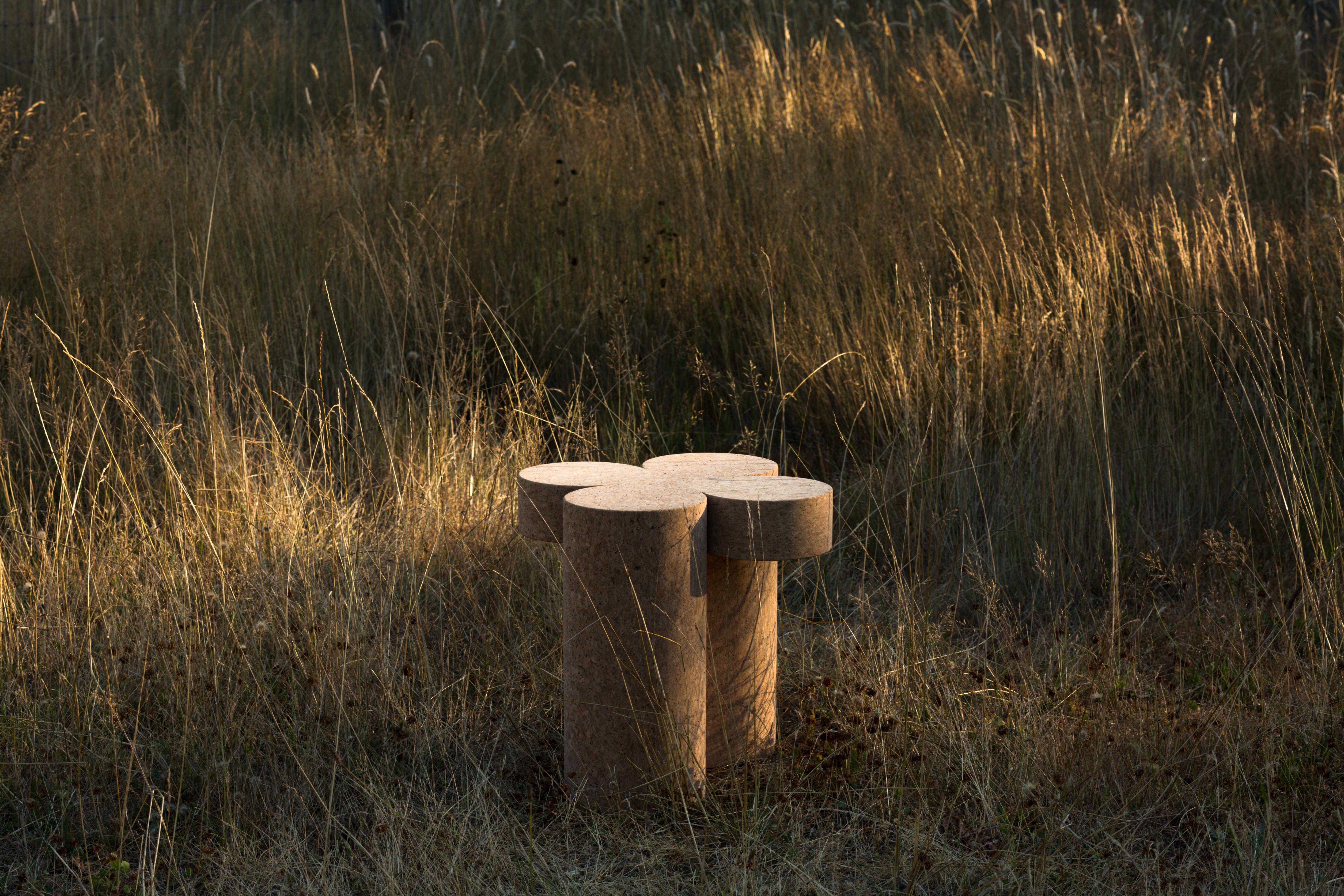 Clover Massiv Kork Contemporary Skulptur geschnitzt Side Drinks Tisch Natural im Angebot 5