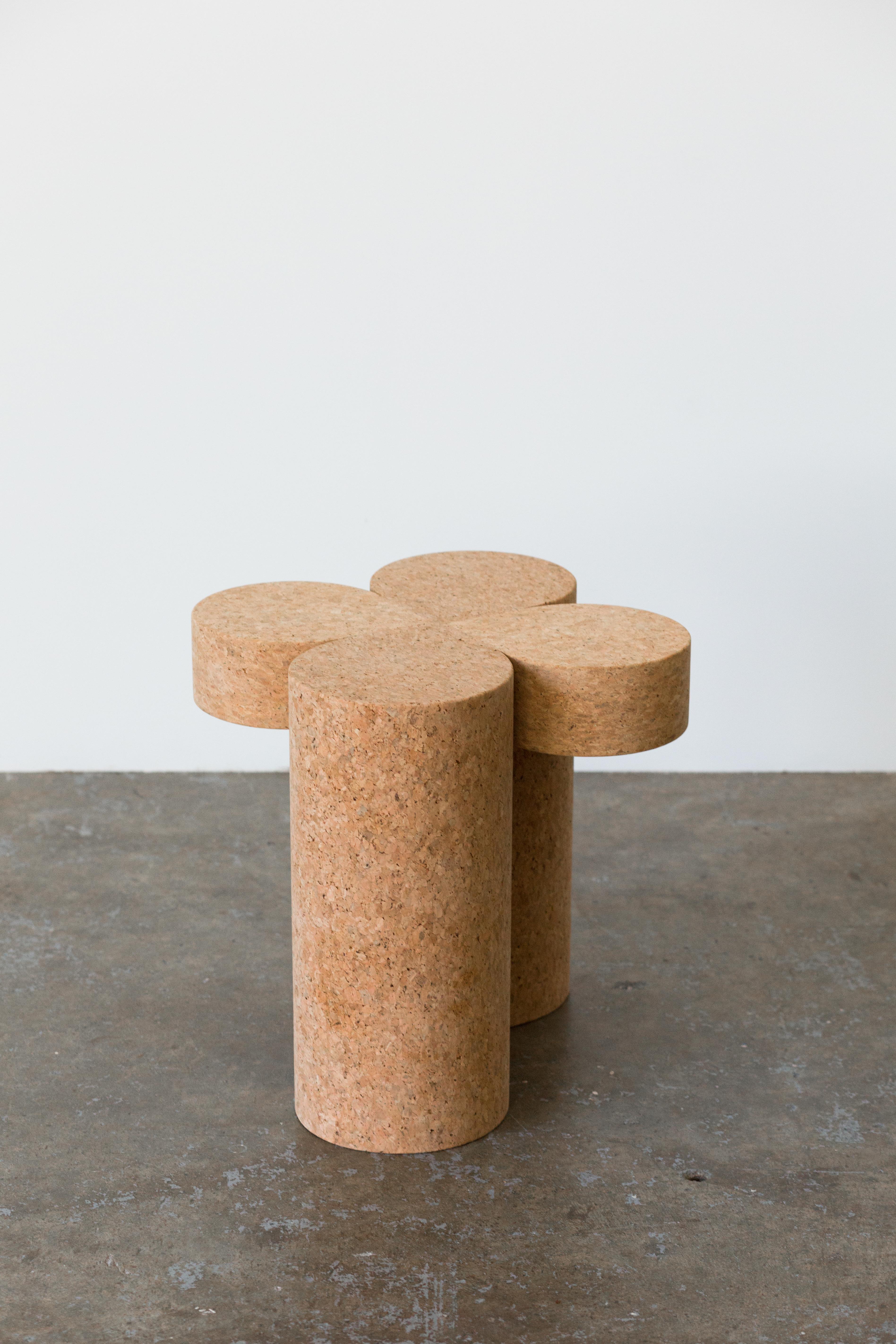 Clover Massiv Kork Contemporary Skulptur geschnitzt Side Drinks Tisch Natural im Angebot 9