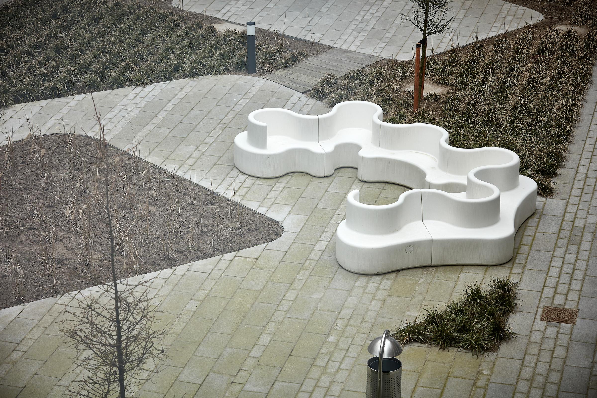 Cloverleaf In and Outdoor Sofa, Middle Unit in White by Verner Panton For Sale 7