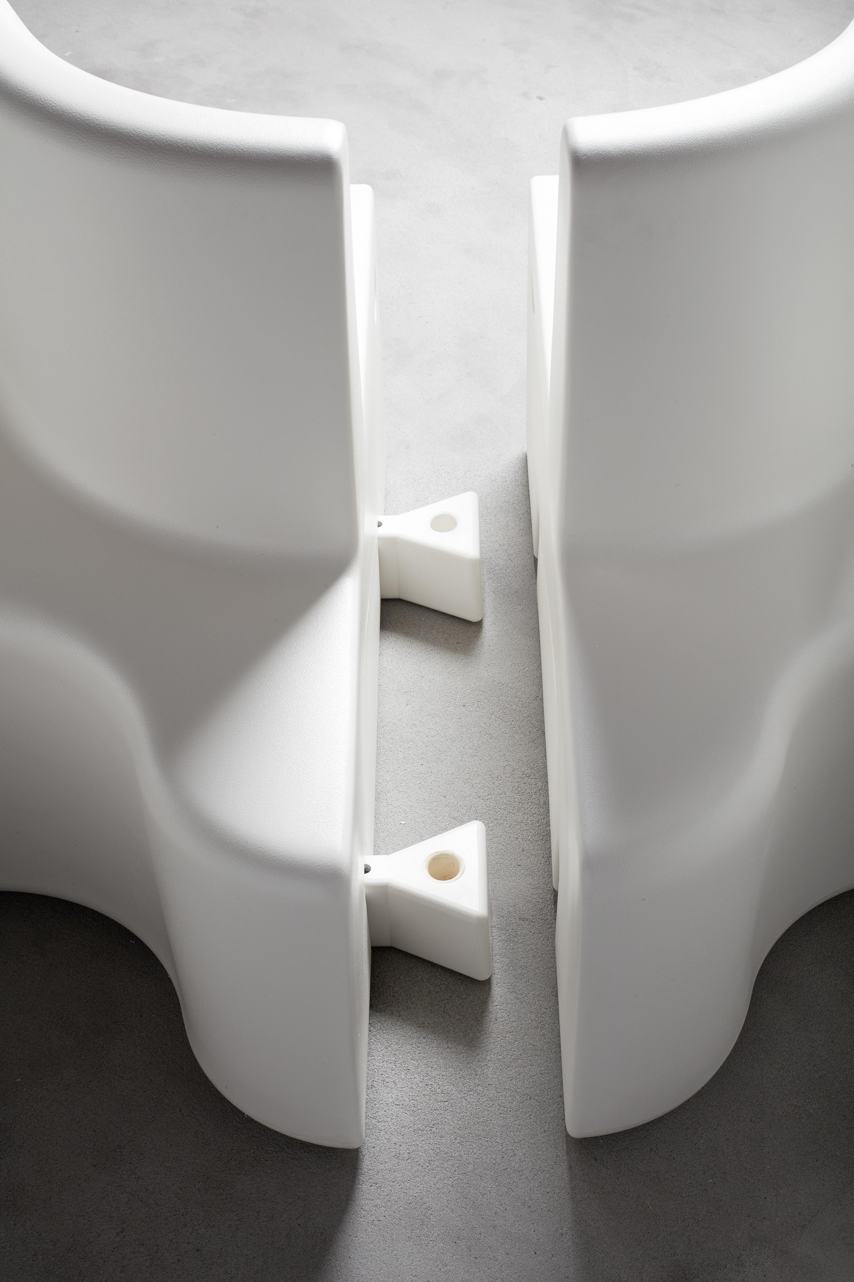 Divano Cloverleaf per interni ed esterni in bianco di Verner Panton. È possibile aggiungere un'unità di ricarica - solo per uso interno.

Sistema di divani modulari composto da unità destra, sinistra, centrale e