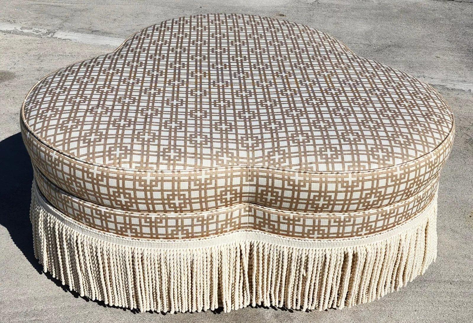 Polsterhocker mit Kleeblatt von Hickory im Angebot 1
