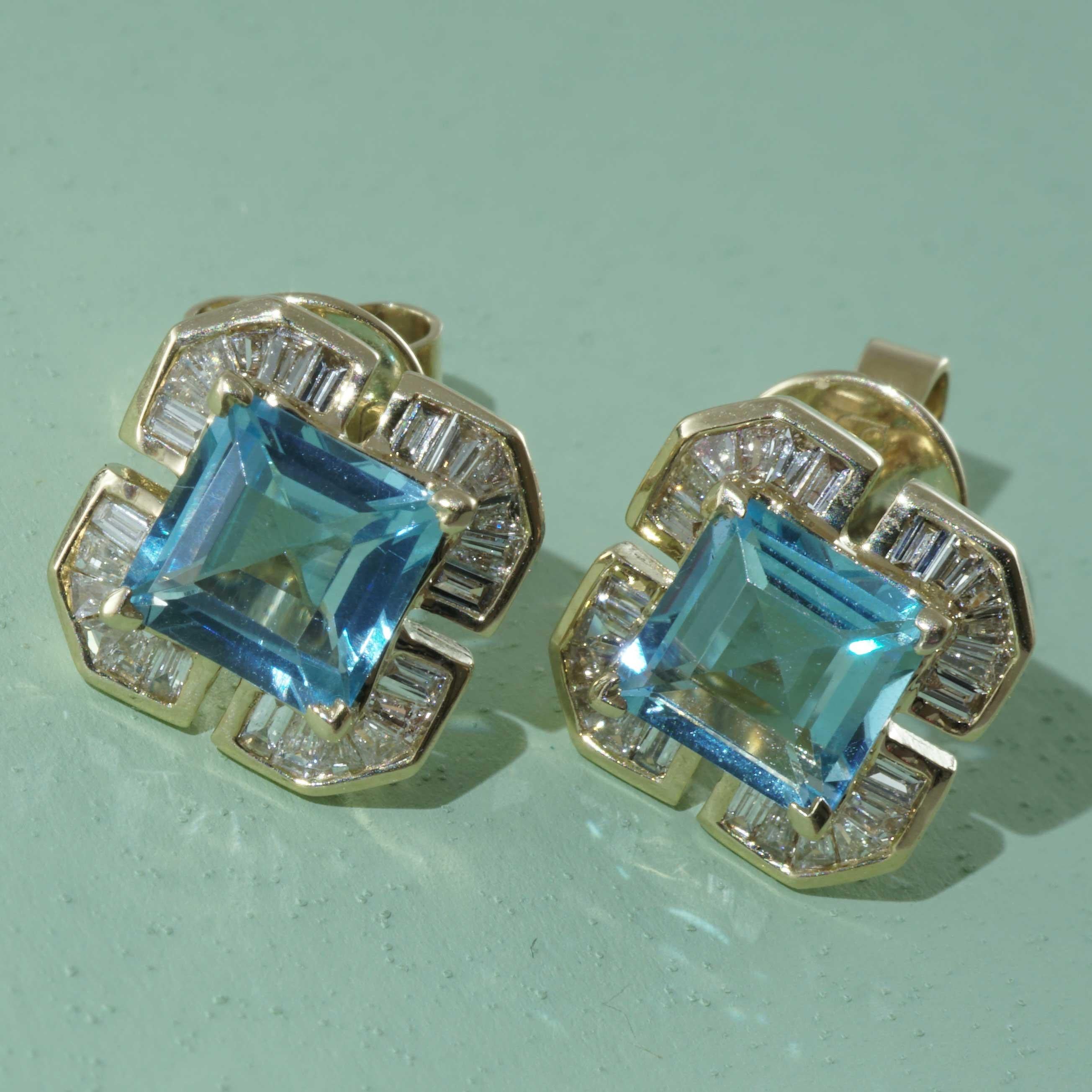 beautiful square cut blue topaz total ca. 1.80 ct in fine color quality, color Swiss Blue, translucent set with crabs, lateral cloverleaf shaped diamond baguettes total ca. 0.40 ct, W (white) / SI-P1 (small-clear inclusions), size ca. 10 x 10 x 4