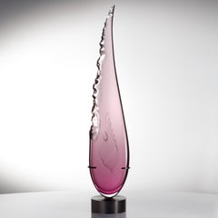 Clovis in Amethyst, eine einzigartige hohe abstrakte Glasskulptur von James Devereux