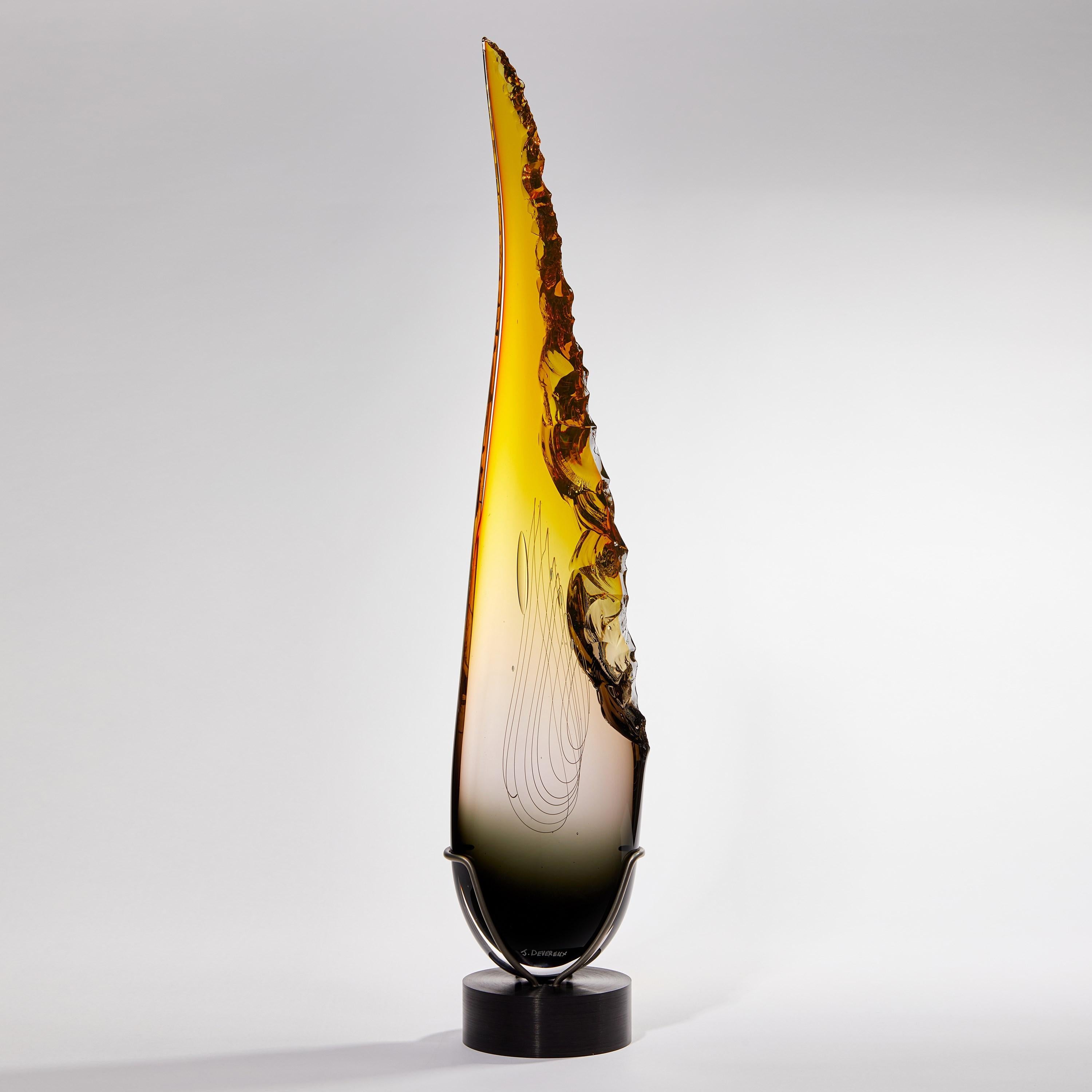  Clovis in Grau bis Topas, eine strukturierte, hohe Glasskulptur von James Devereux (Organische Moderne) im Angebot