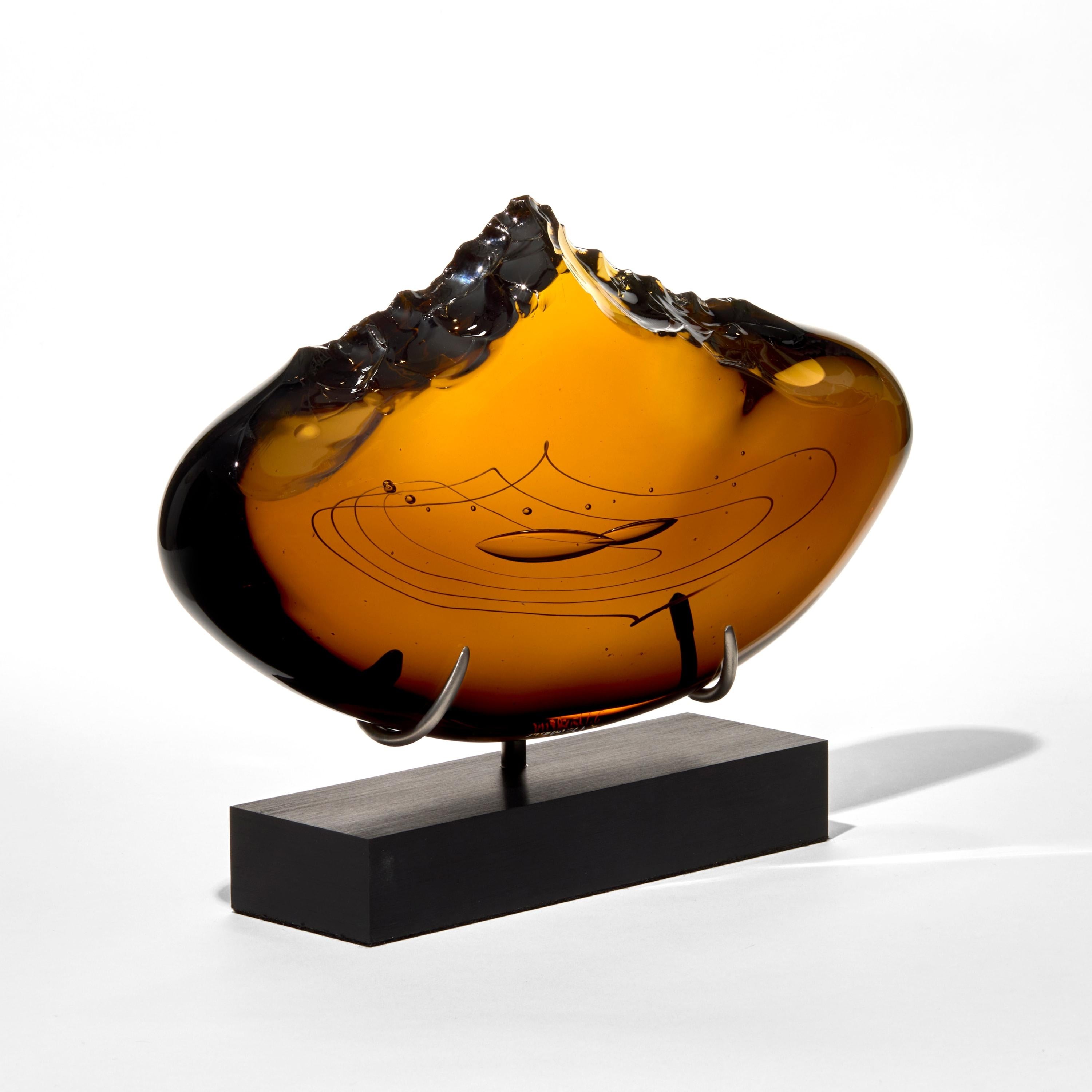 Organico moderno Clovis in Tobacco III, una scultura in vetro ambrato di James Devereux in vendita