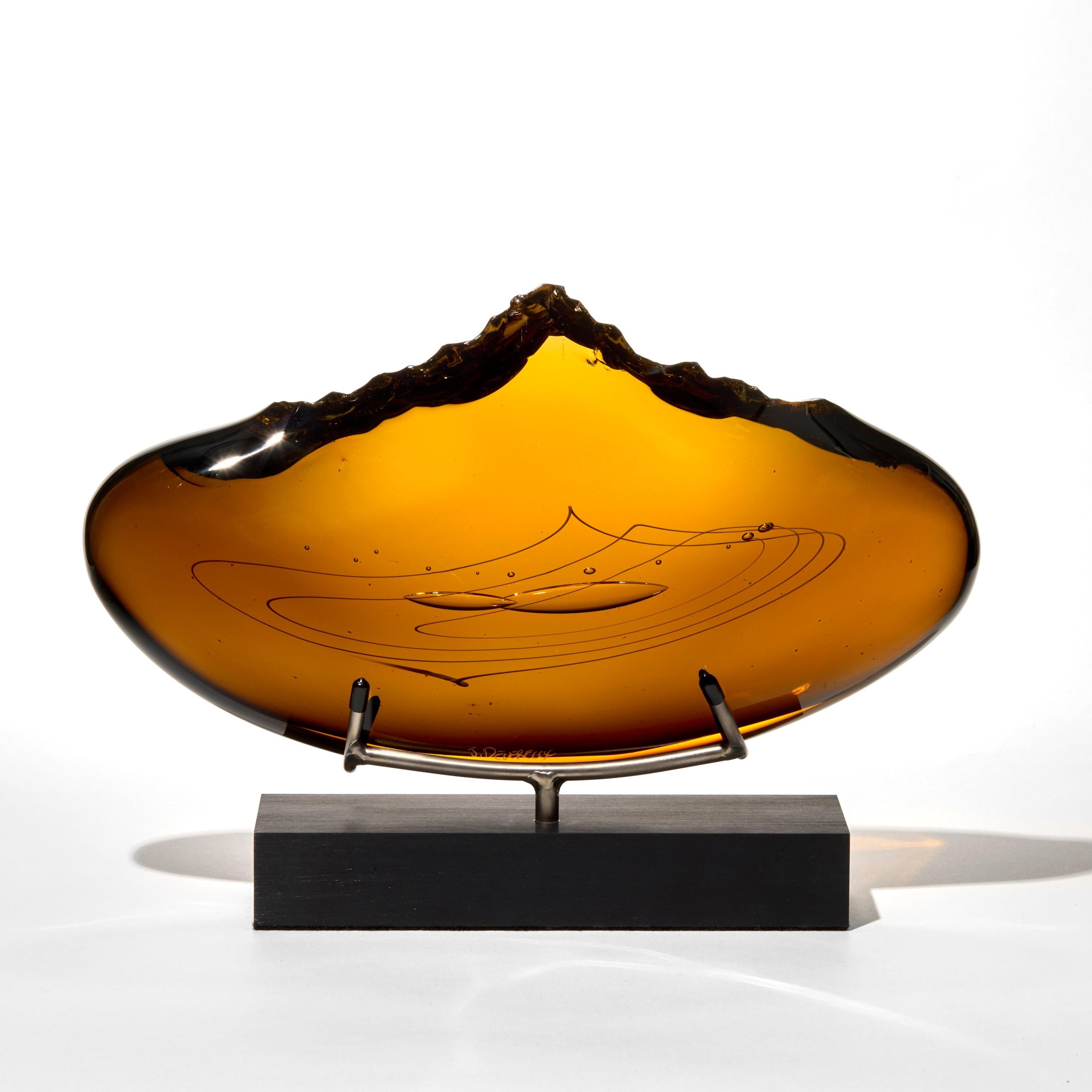 Britannico Clovis in Tobacco III, una scultura in vetro ambrato di James Devereux in vendita