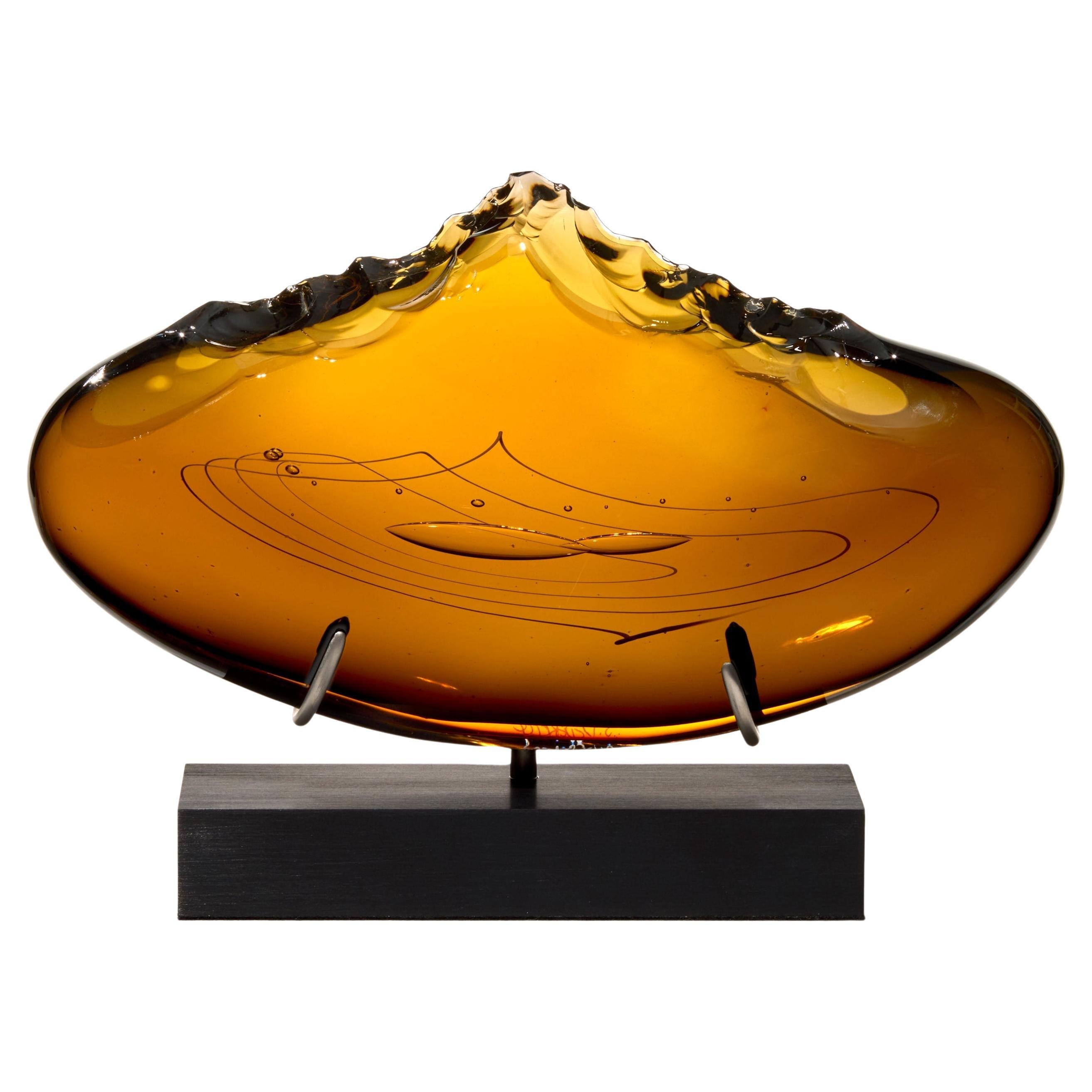 Clovis in Tobacco III, una scultura in vetro ambrato di James Devereux