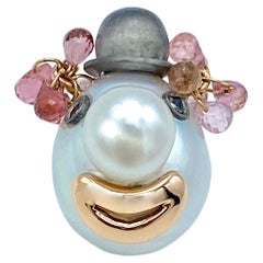 Broche clown en or 18 carats avec diamants noirs, tourmaline rose et perle rouge et blanc