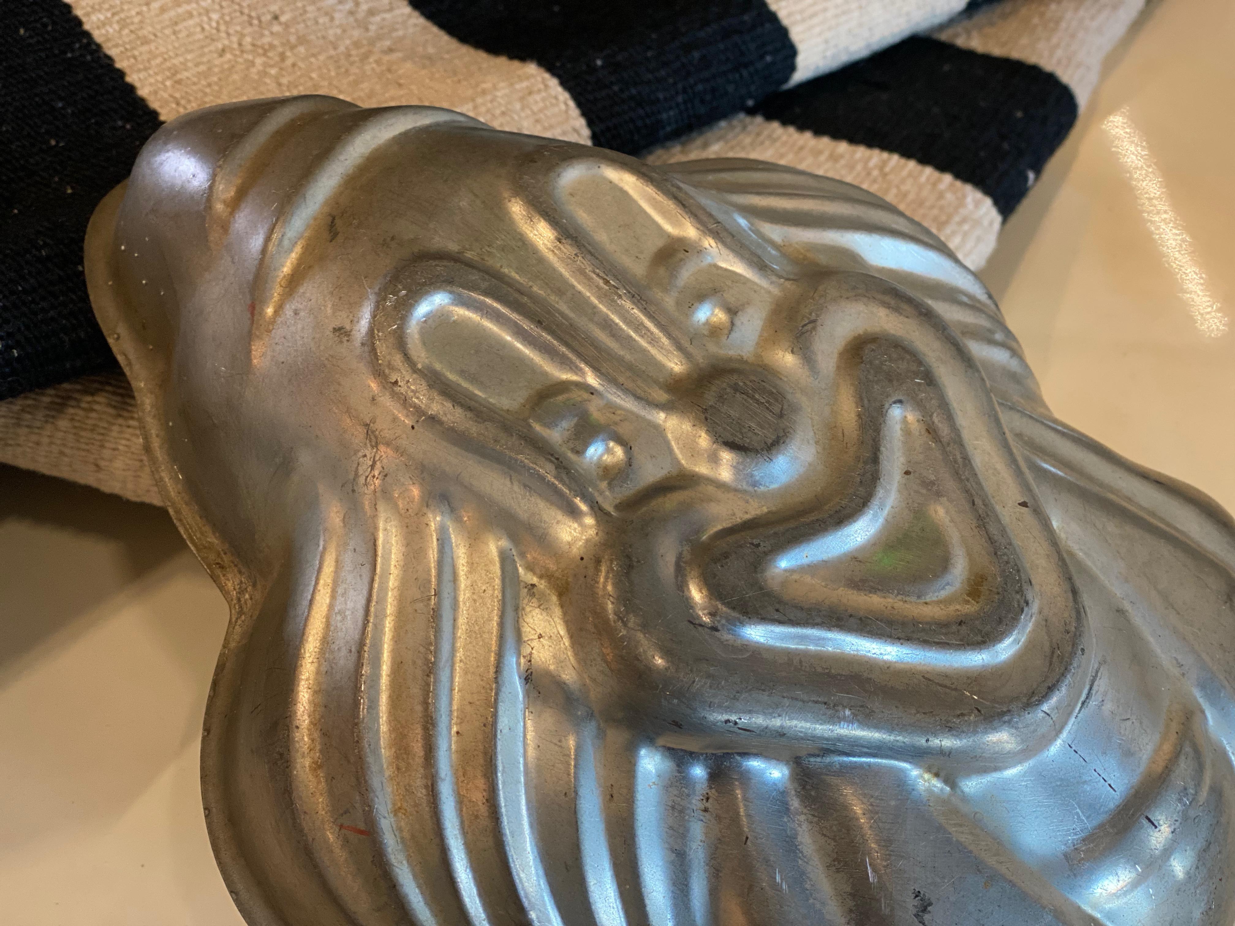 Decorative baking dish with clown face as a motif. This particular baking utensil is from the years between the mid and late 20th century. The mold comes from France and is made of tin with a beautiful patina. Makes a nice hanging wall decoration in
