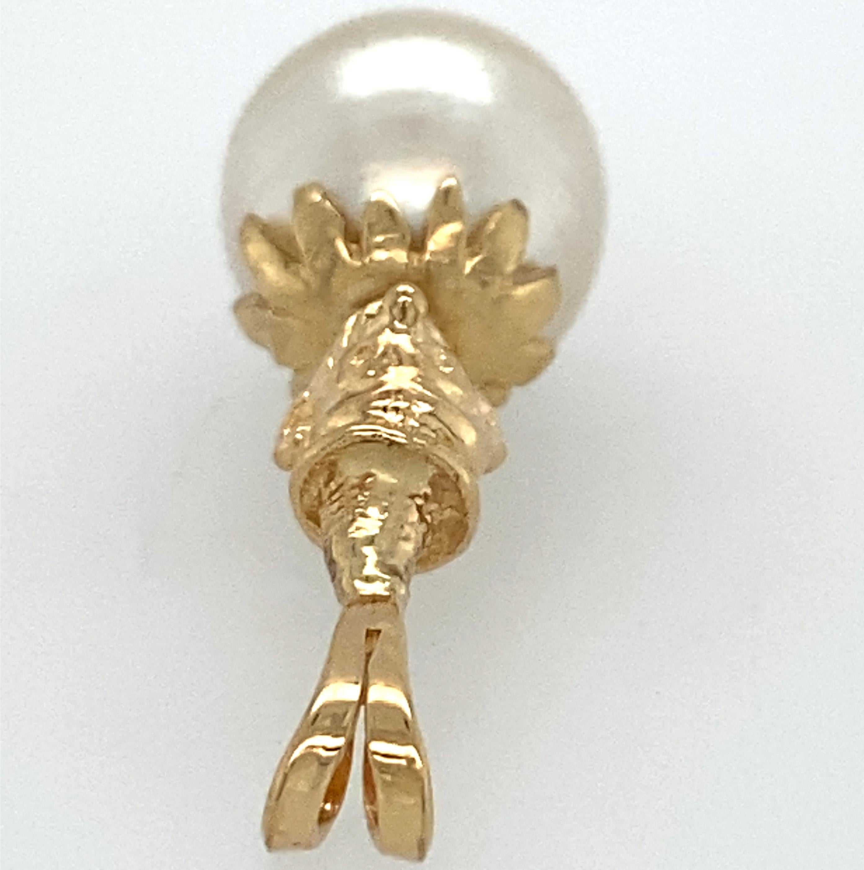 Pendentif en or jaune avec chaîne en forme de perle baroque des mers du Sud « Clon Strike North » en vente 6