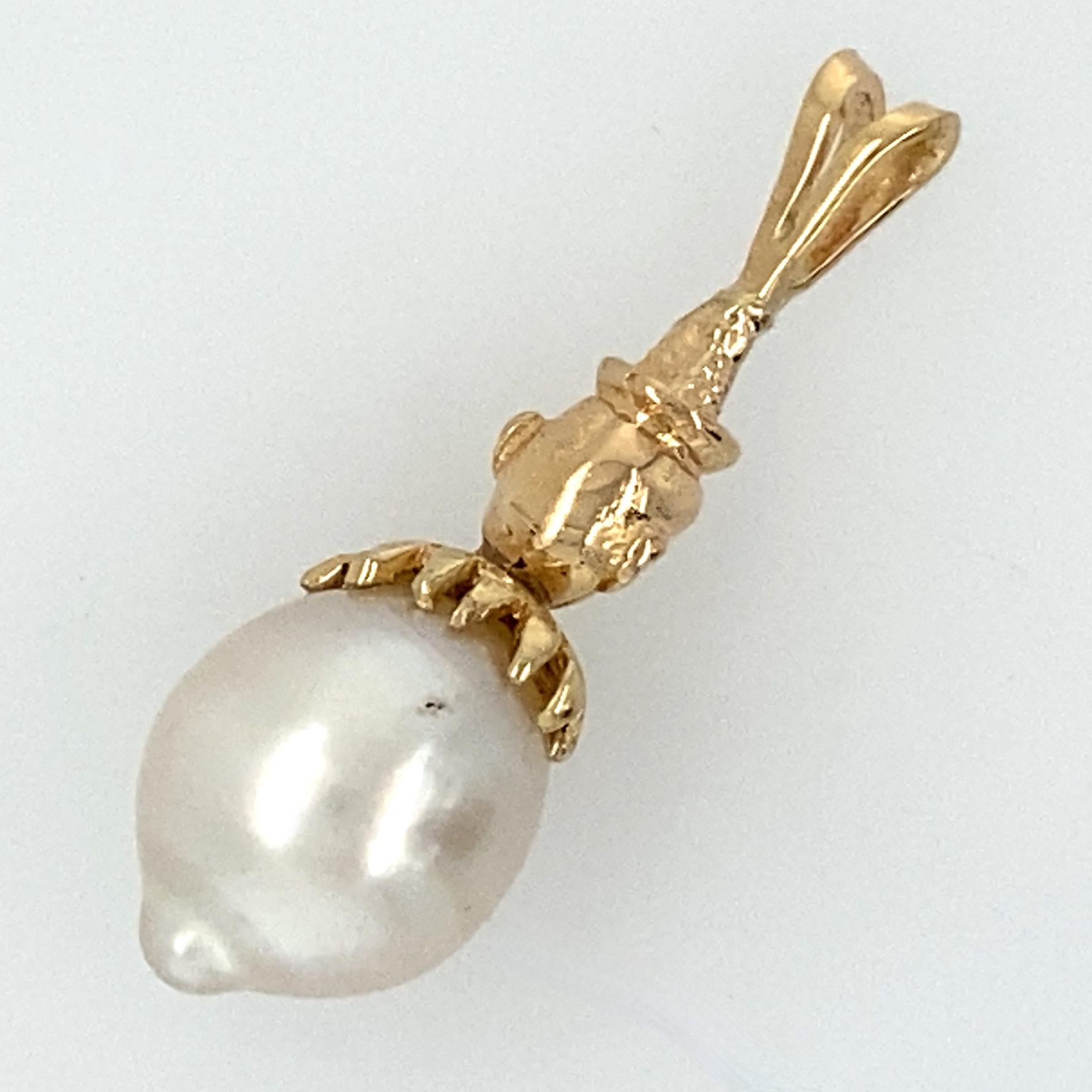 Pendentif en or jaune avec chaîne en forme de perle baroque des mers du Sud « Clon Strike North » en vente 8