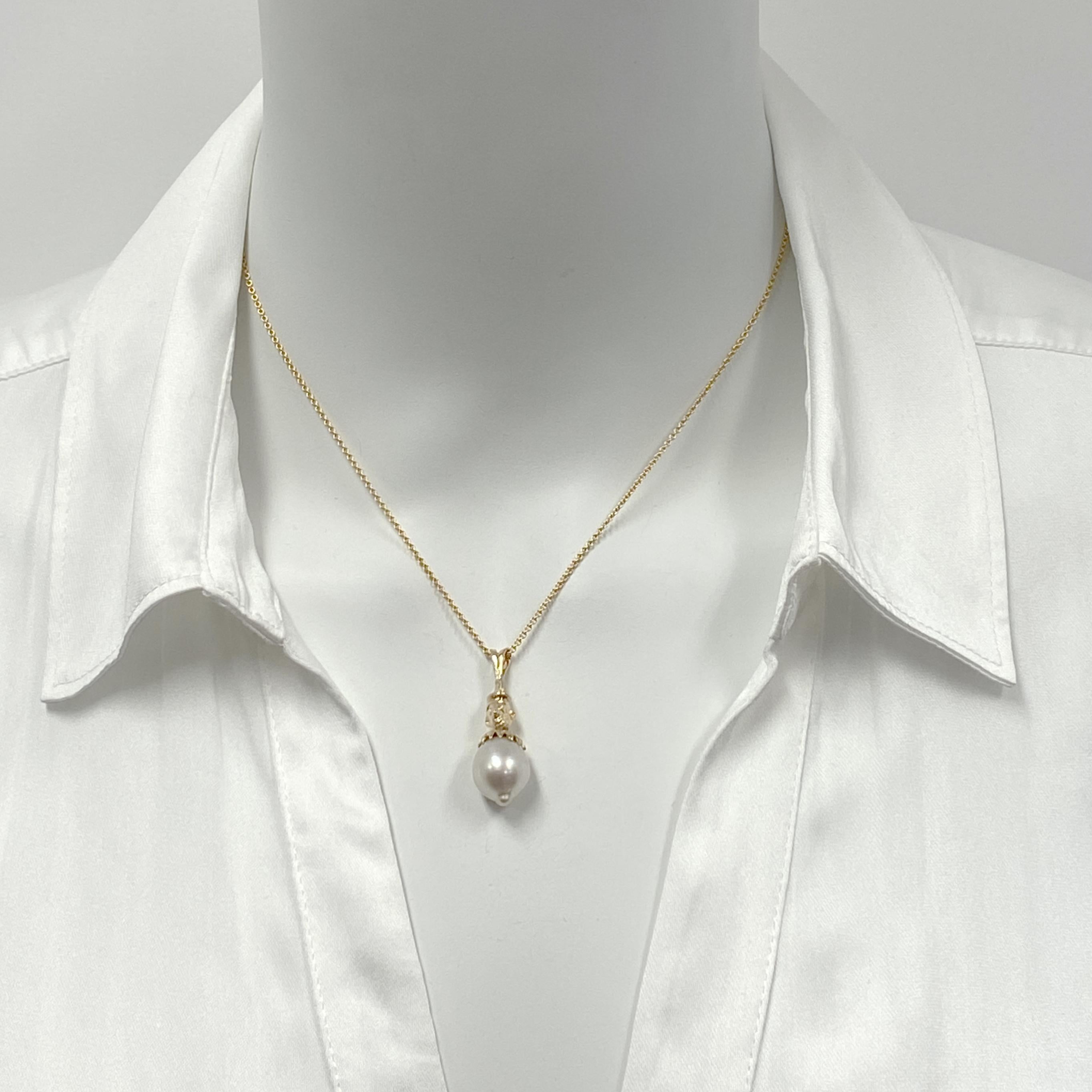 Contemporain Pendentif en or jaune avec chaîne en forme de perle baroque des mers du Sud « Clon Strike North » en vente