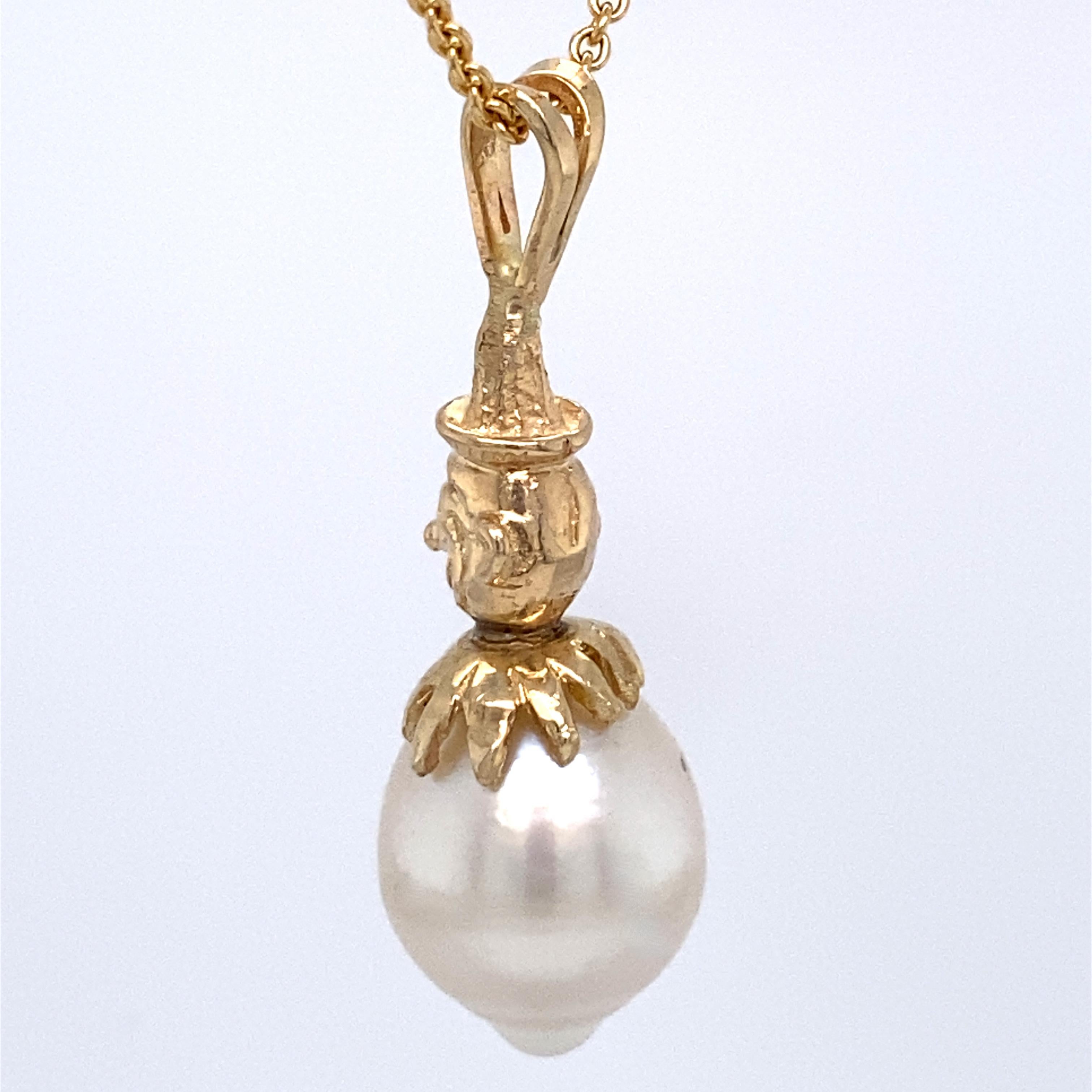 Pendentif en or jaune avec chaîne en forme de perle baroque des mers du Sud « Clon Strike North » en vente 2