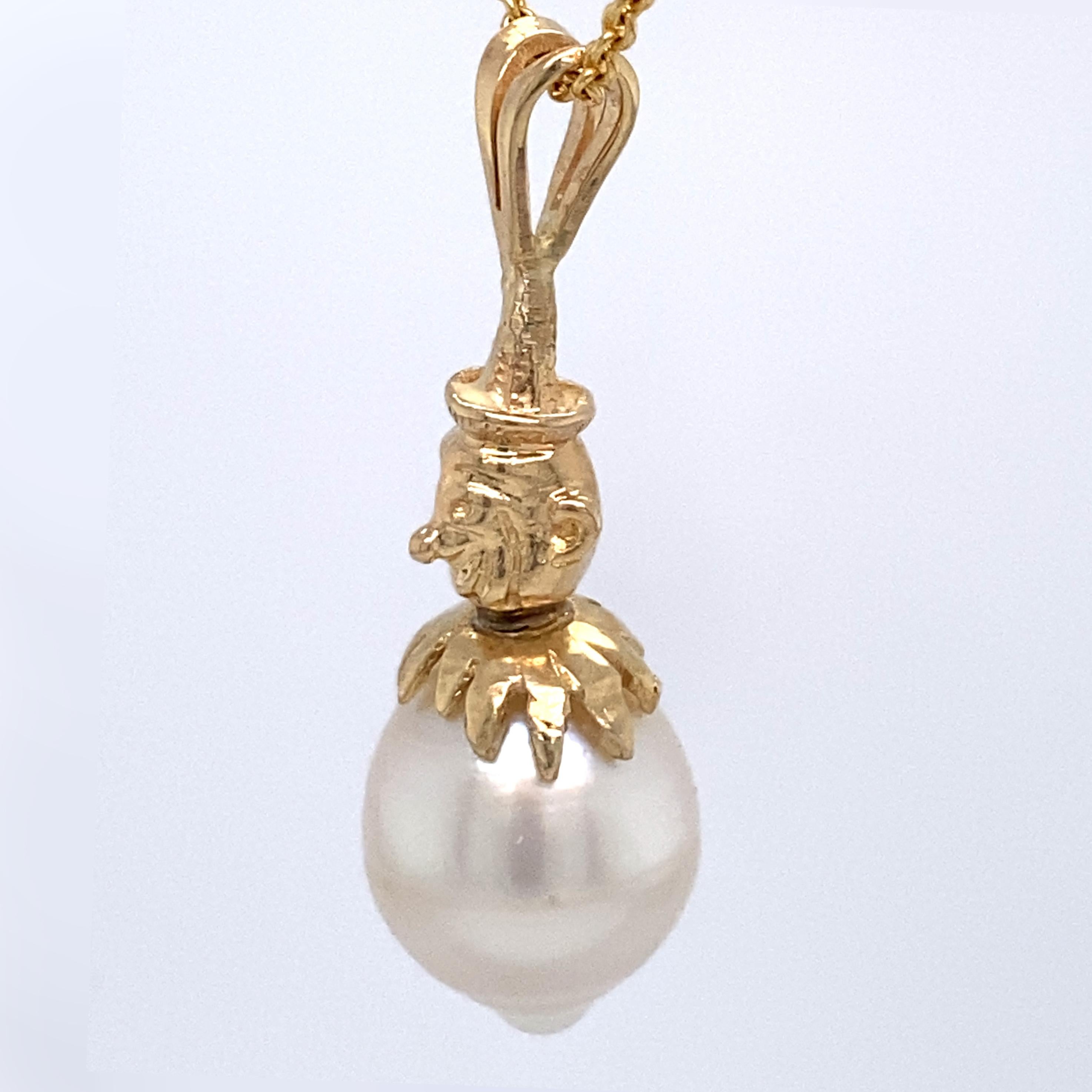 Pendentif en or jaune avec chaîne en forme de perle baroque des mers du Sud « Clon Strike North » en vente 3
