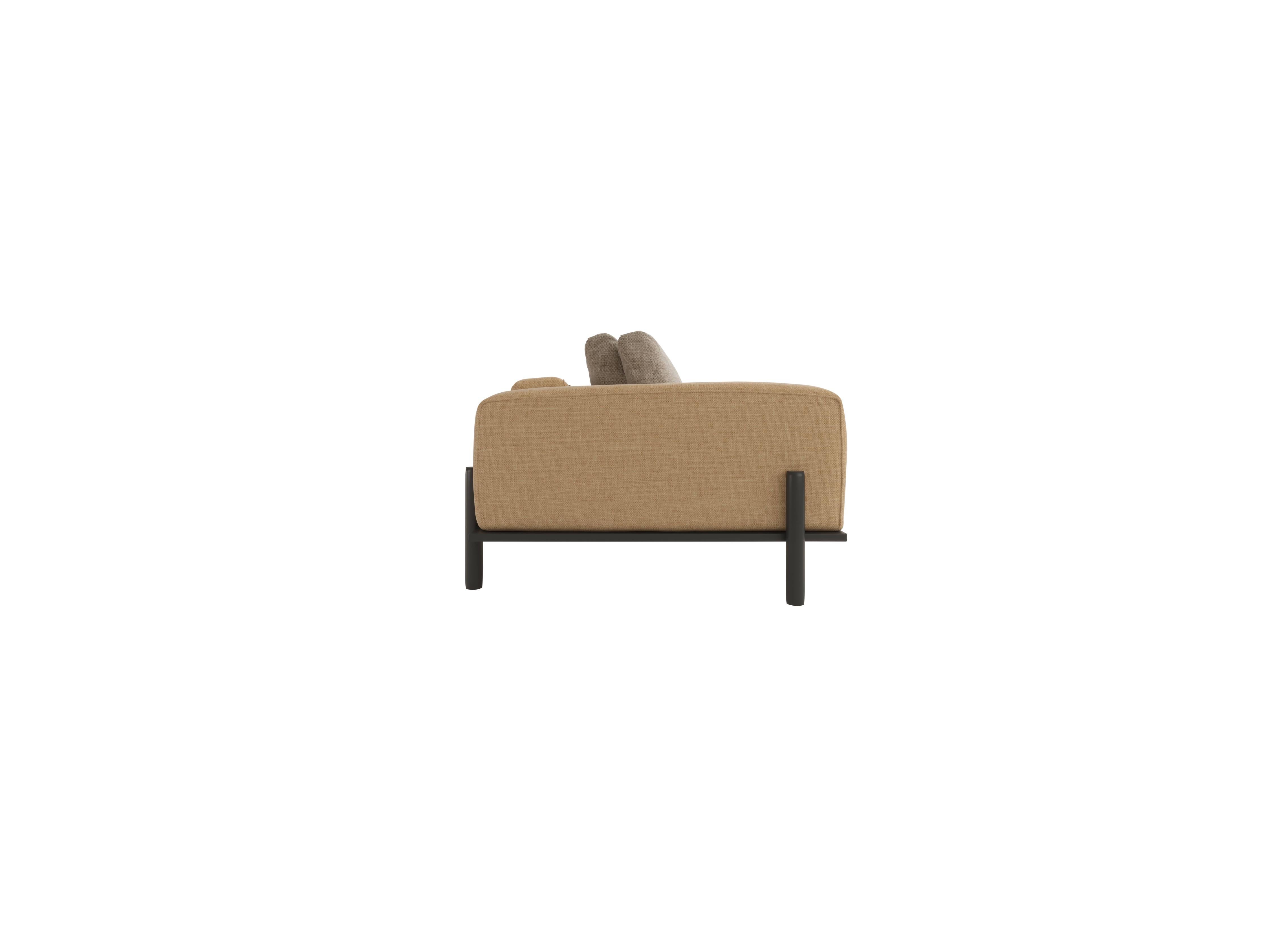 Das Club-Sofa von Paulo Antunes ist der Inbegriff für luxuriöses Wohnen. Tauchen Sie ein in die Welt der Raffinesse und erleben Sie die perfekte Mischung aus Opulenz und Komfort.  Die mit Präzision gefertigte Struktur aus lackiertem Eisen garantiert