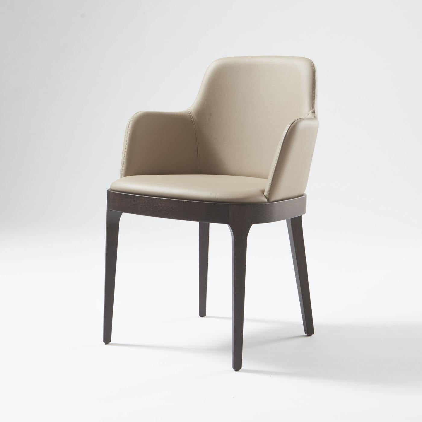 Questa sedia in legno massiccio di faggio è caratterizzata da una seduta confortevole e da uno schienale avvolgente che la rende un accento accogliente per un ingresso o una sedia d'accento perfetta per un soggiorno. L'elegante silhouette di questo