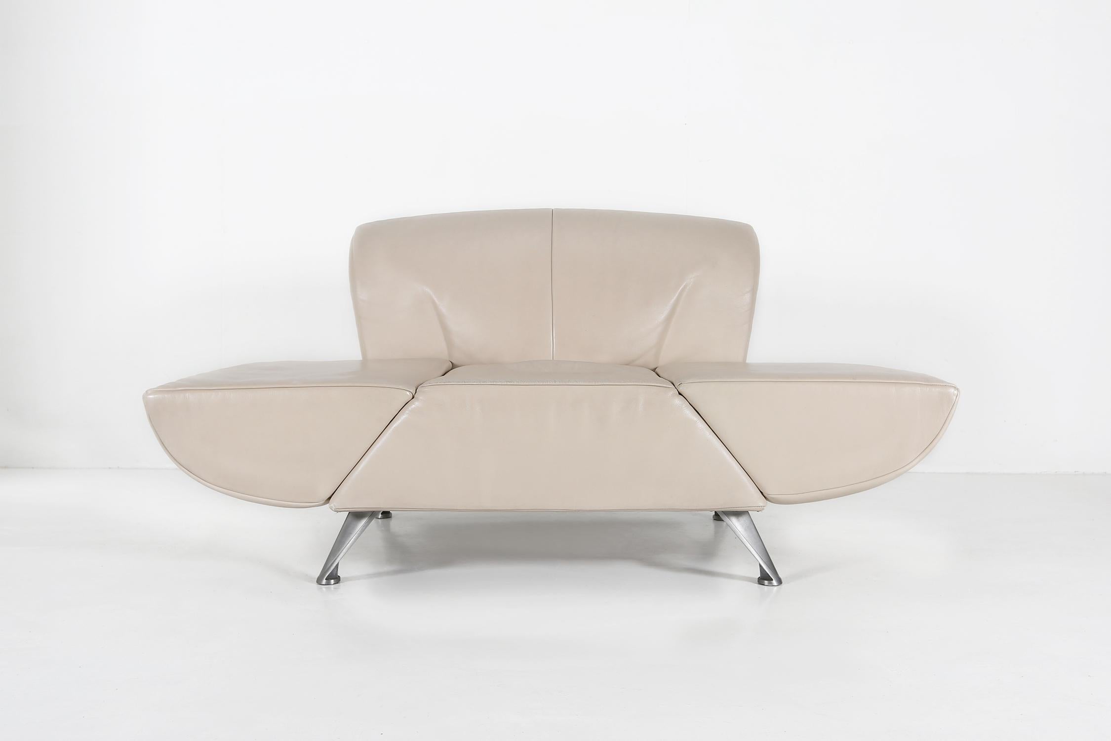 Clubsessel Modell Pacific von der belgischen Marke Jori. Hergestellt aus beige Farbe. Hergestellt um 2000.
Die Armlehne kann heruntergeklappt werden, wodurch das Sofa mehr Platz zum Sitzen bietet.

Maße: Breite: 104-155 cm
Sitzhöhe: 40 cm.