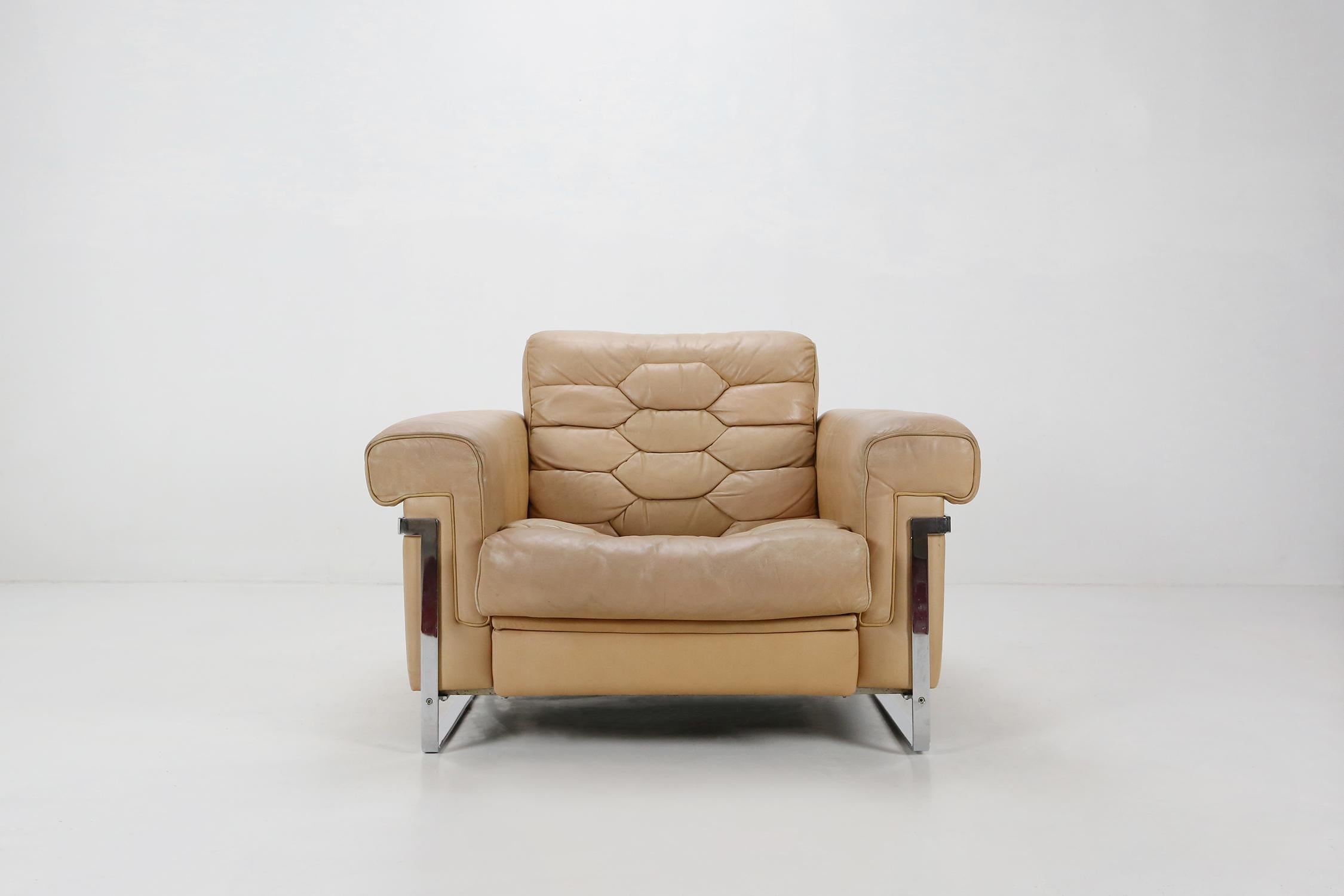 Club chair by designer Robert Haussmann for De Sede. Has a beige color that is slightly discoloration and is extensible for more seating comfort. This model DS-P with honeycomb structure is extremely rare. The chrome metal base is completely