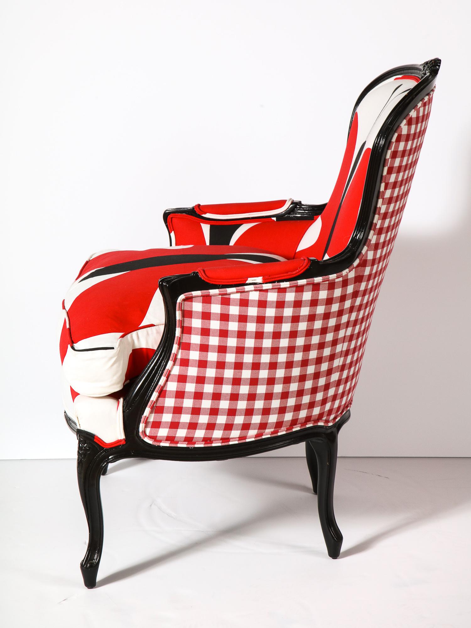 Bergère Stuhl mit schwarz lackiertem Holz, rot/weiß und schwarz bedruckten Stoffen im Angebot 3