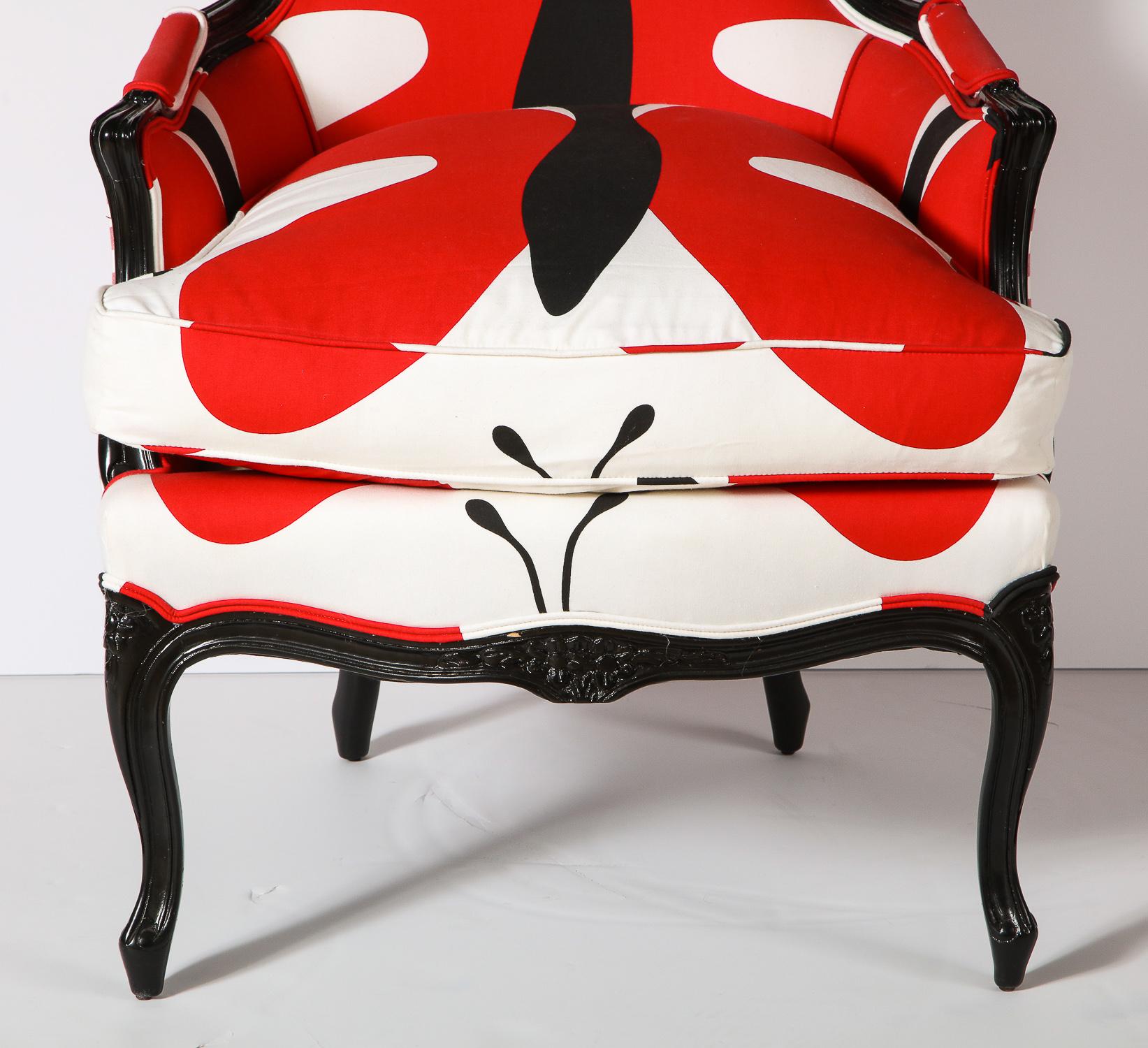 Bergère Stuhl mit schwarz lackiertem Holz, rot/weiß und schwarz bedruckten Stoffen (Moderne der Mitte des Jahrhunderts) im Angebot