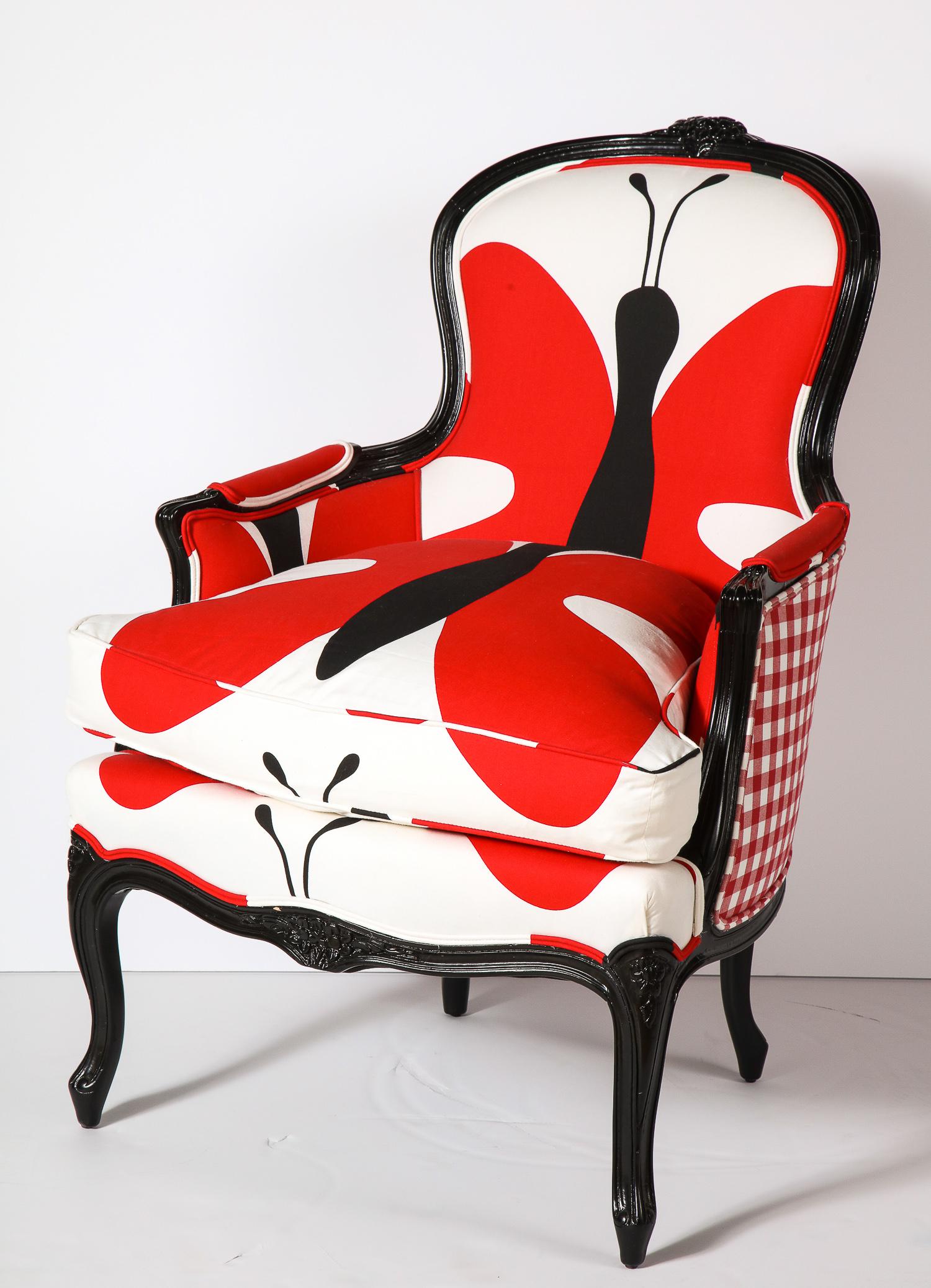 Bergère Chair with Black Lacquered Wood, Red/White & Black Printed Fabrics In Good Condition For Sale In New York, NY