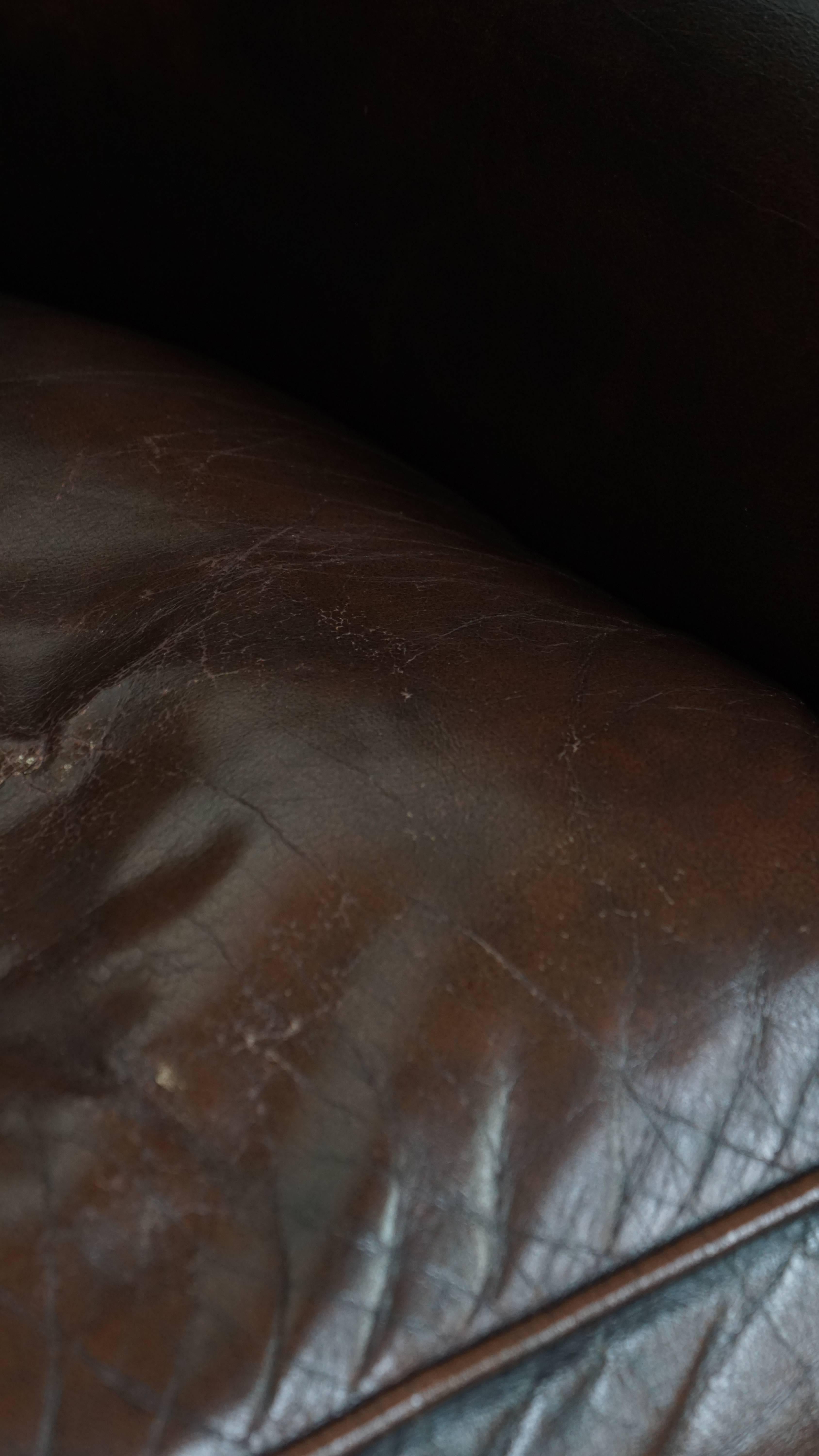Fauteuil club en cuir de vachette de couleur foncée en vente 5