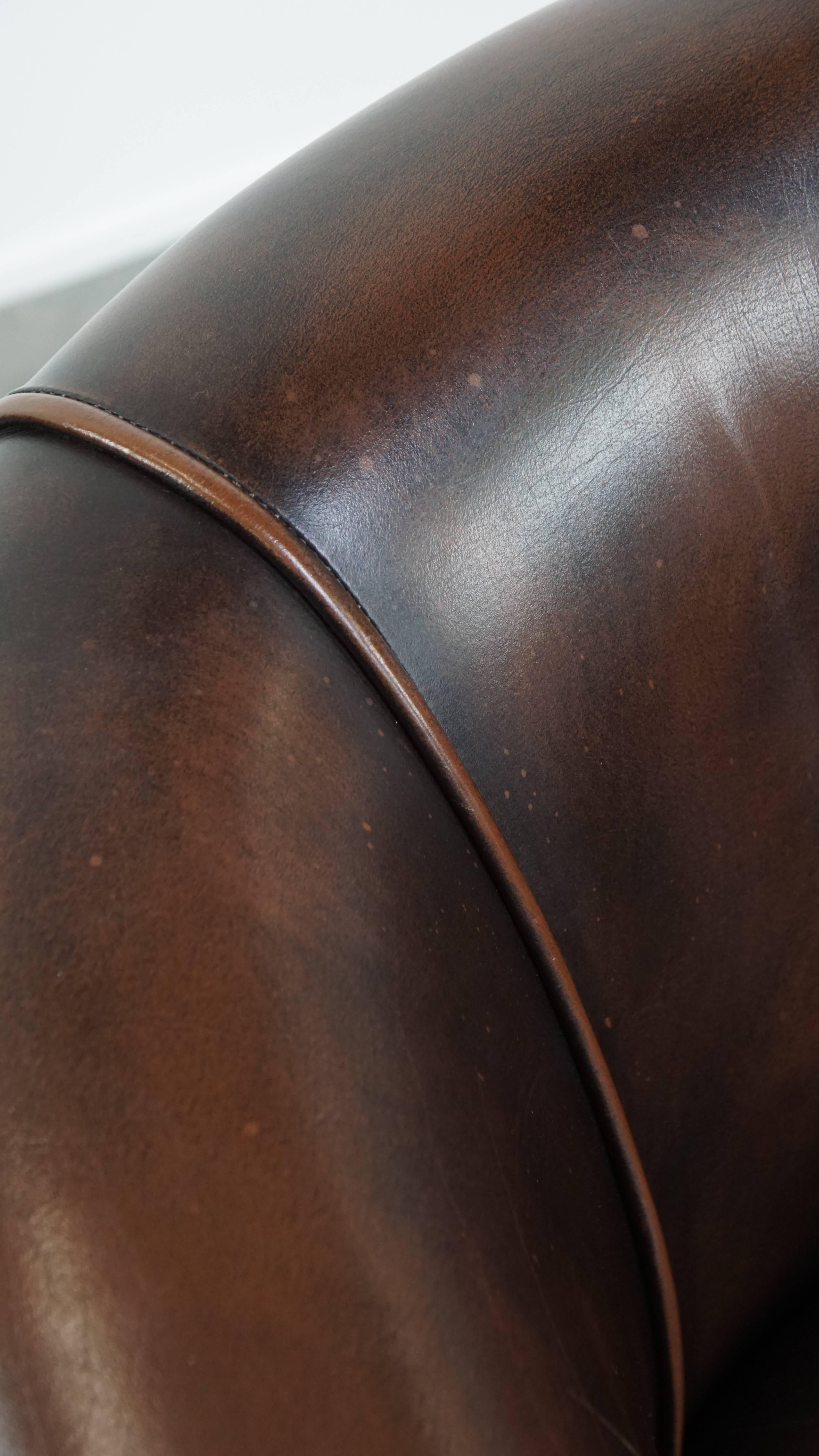 Fauteuil club en cuir de vachette de couleur foncée en vente 7