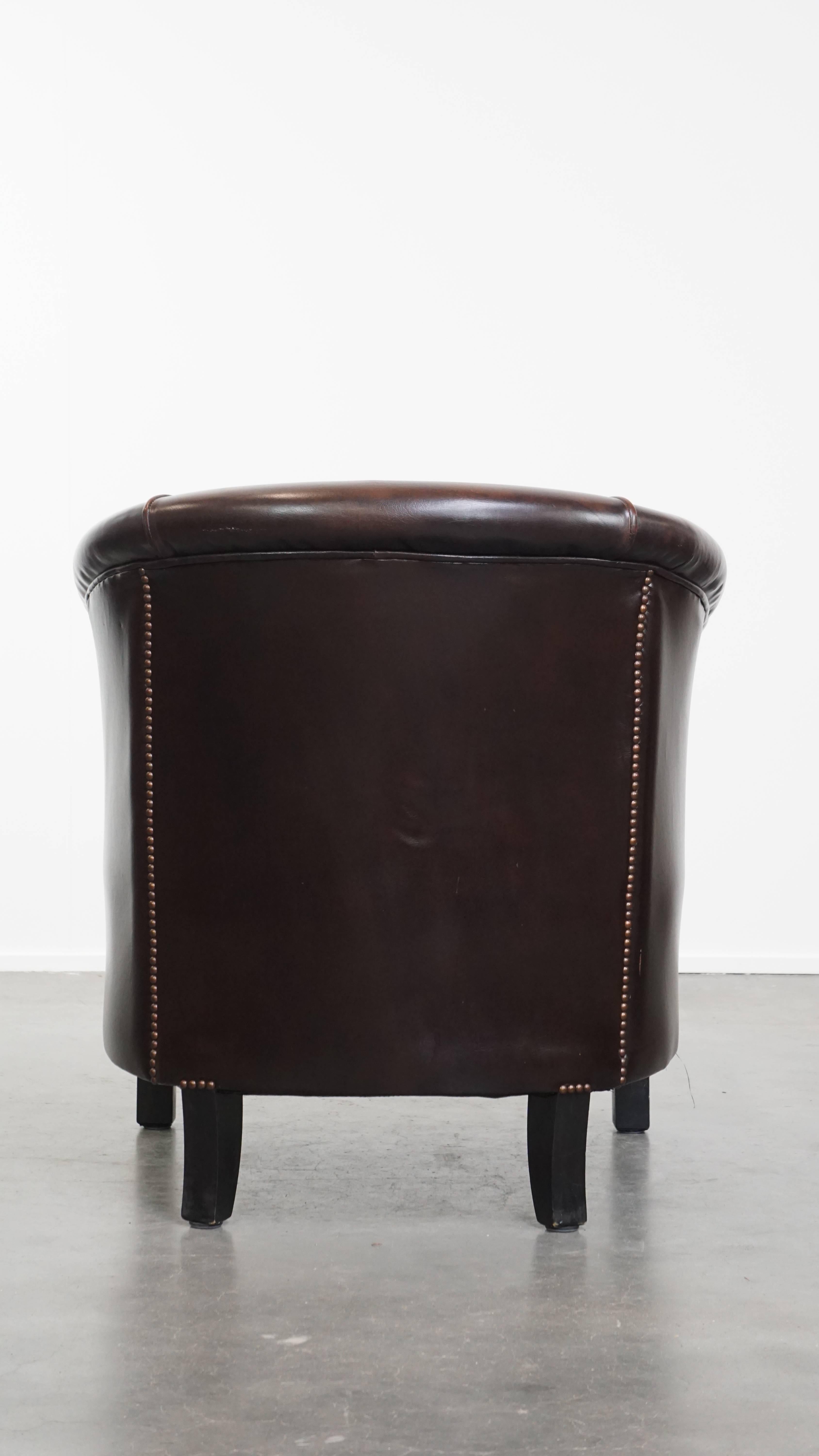 Fait main Fauteuil club en cuir de vachette de couleur foncée en vente