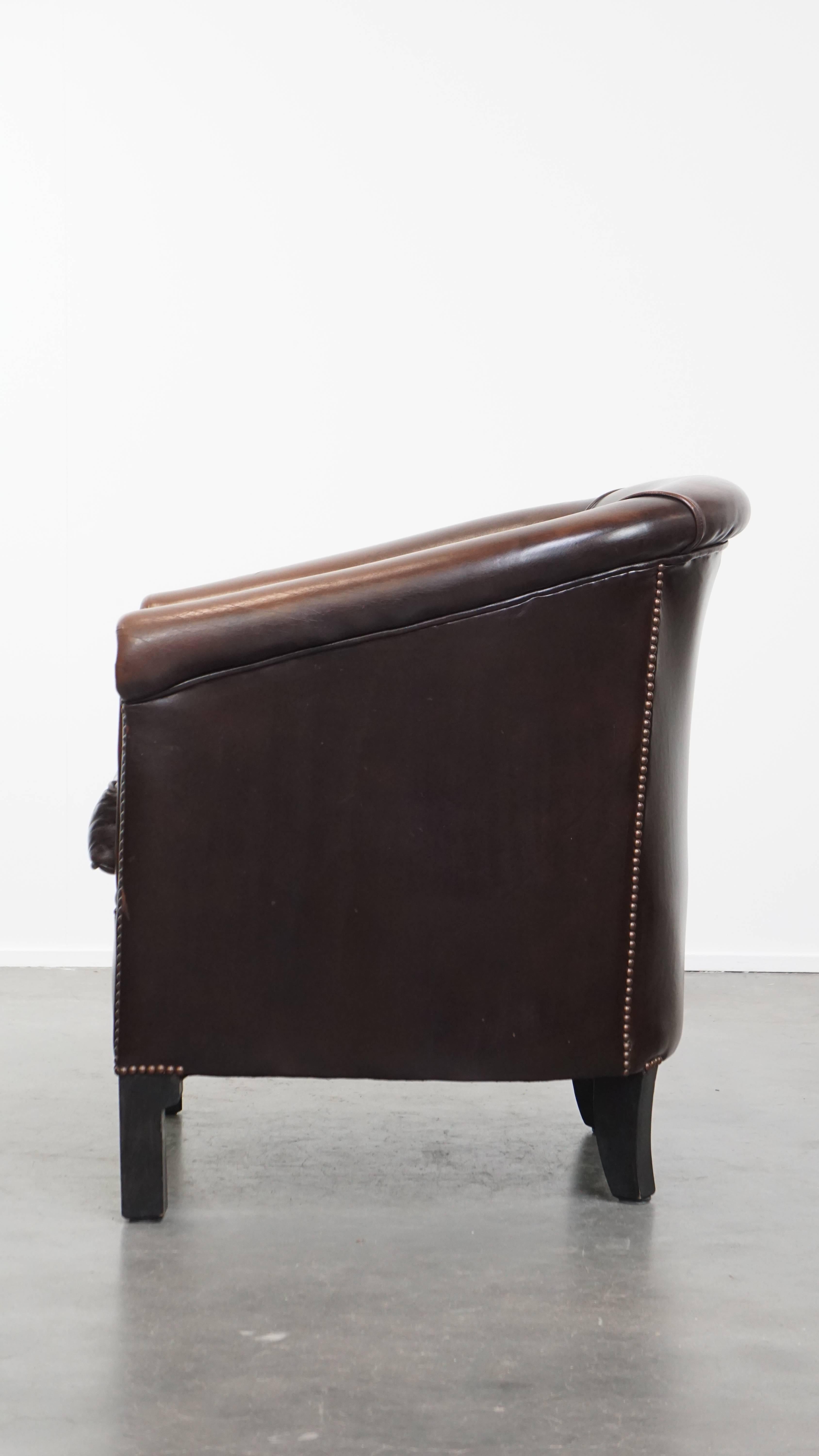 Fauteuil club en cuir de vachette de couleur foncée Bon état - En vente à Harderwijk, NL