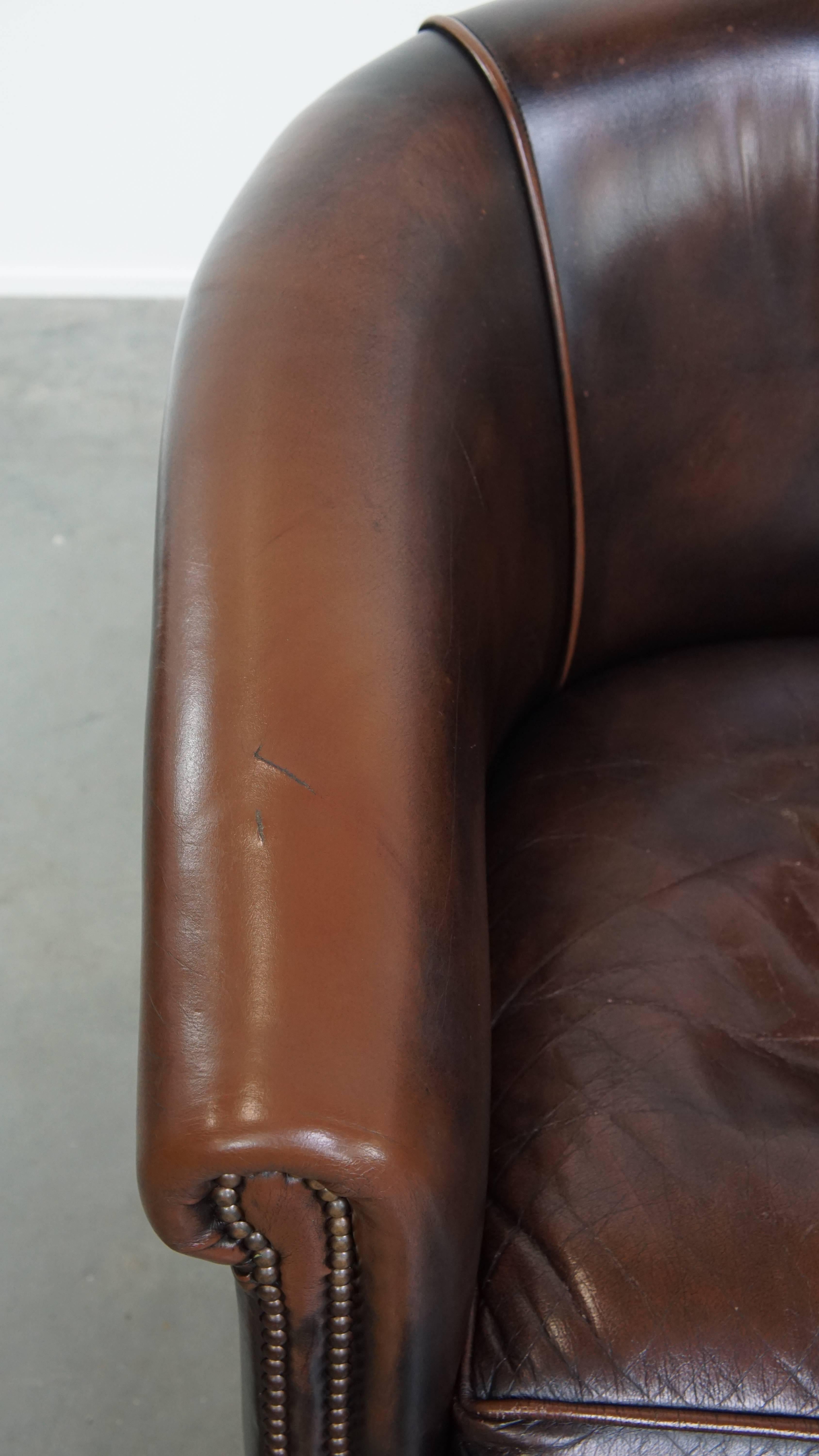 Cuir de vache Fauteuil club en cuir de vachette de couleur foncée en vente